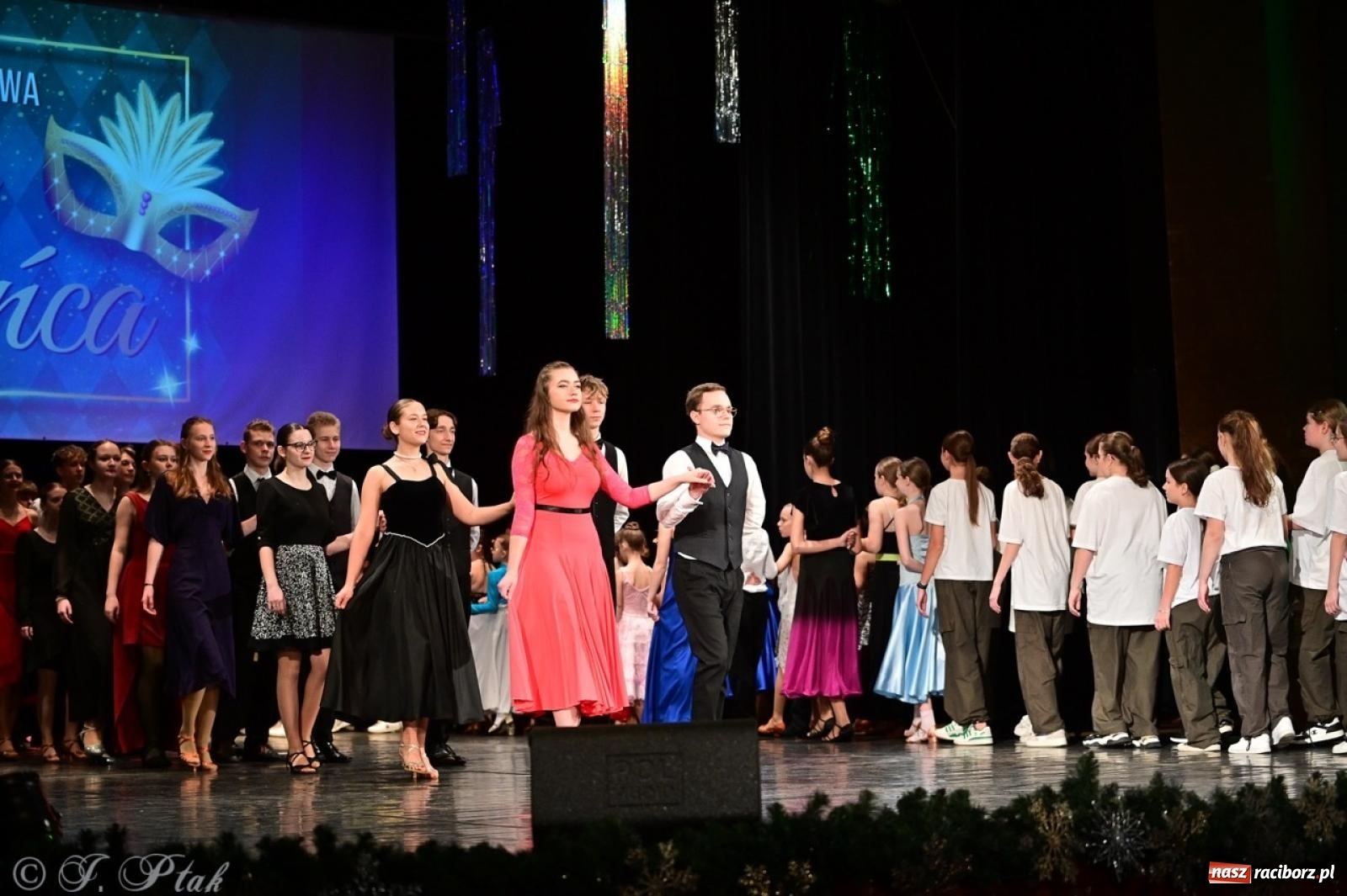 Zdjęcie w galerii na portalu naszraciborz.pl: Karnawałowy pokaz talentów młodych tancerzy MDK-u wiadomości z regionu