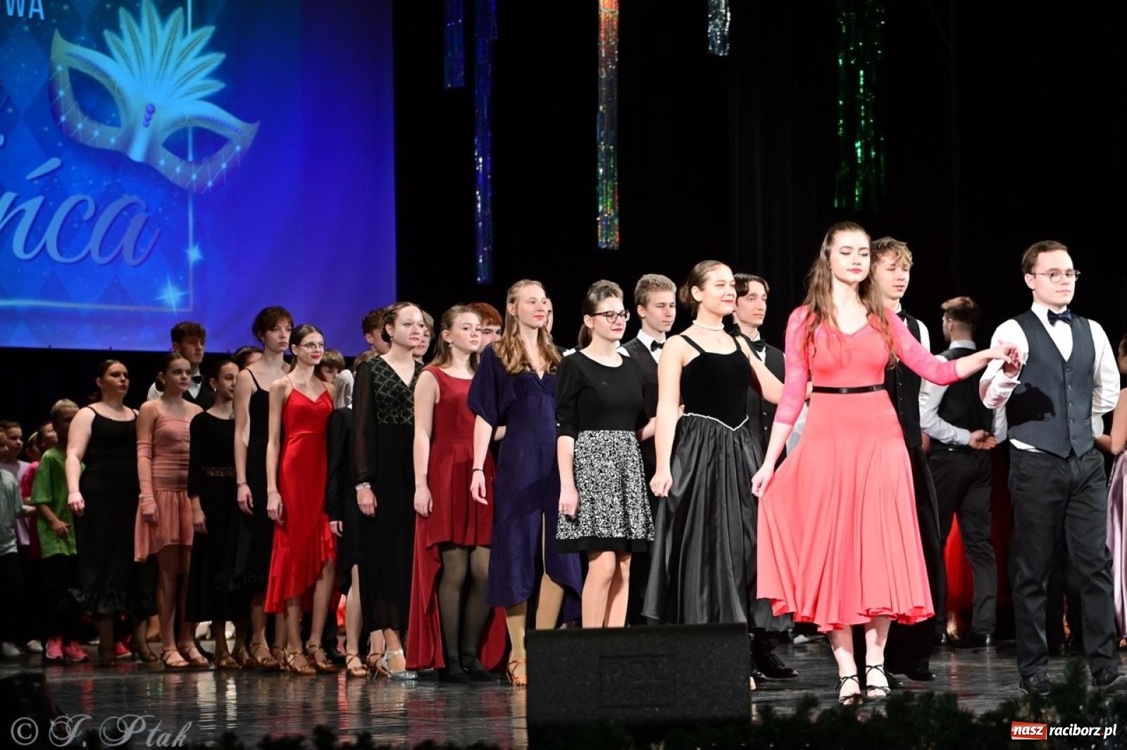 Zdjęcie w galerii na portalu naszraciborz.pl: Karnawałowy pokaz talentów młodych tancerzy MDK-u wiadomości z regionu