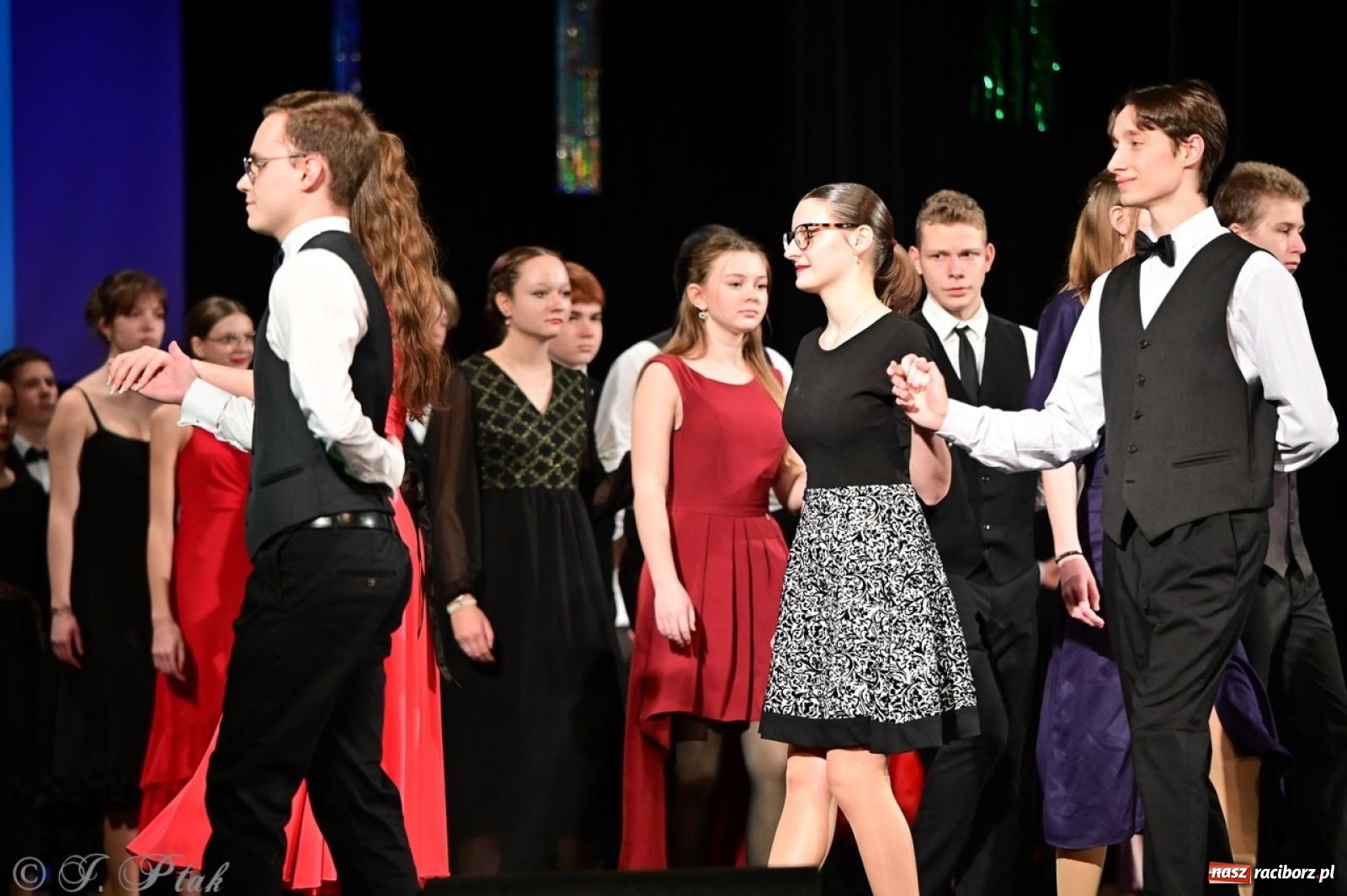 Zdjęcie w galerii na portalu naszraciborz.pl: Karnawałowy pokaz talentów młodych tancerzy MDK-u wiadomości z regionu