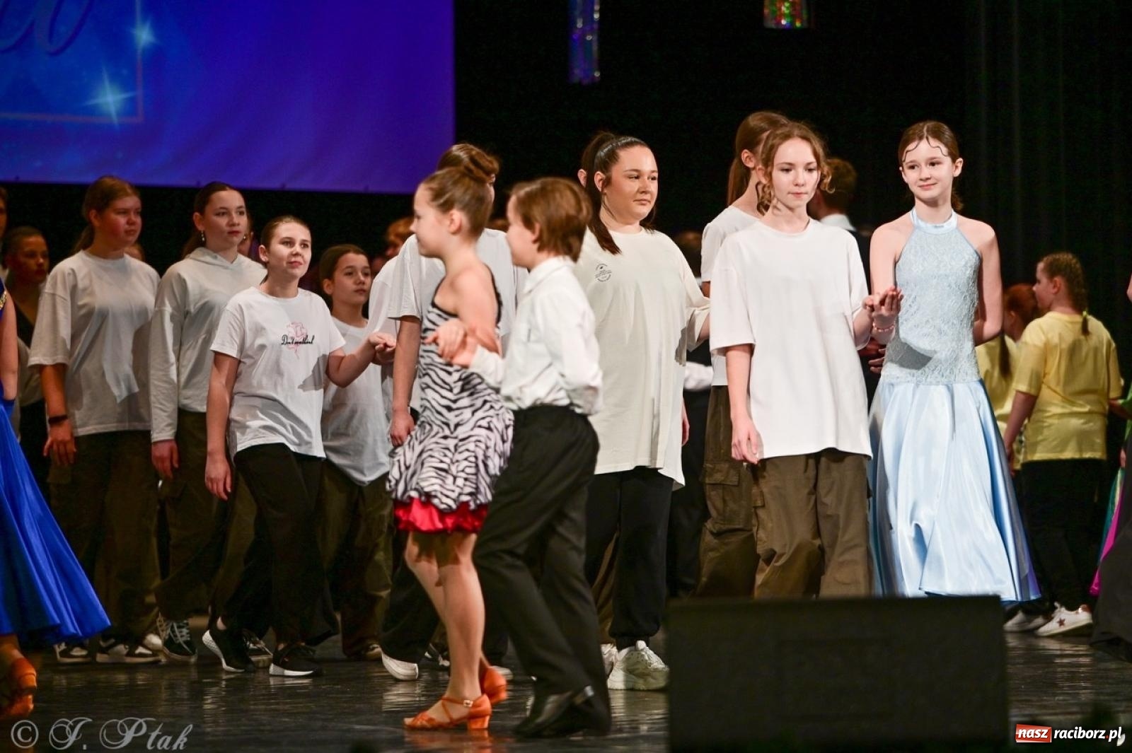 Zdjęcie w galerii na portalu naszraciborz.pl: Karnawałowy pokaz talentów młodych tancerzy MDK-u wiadomości z regionu