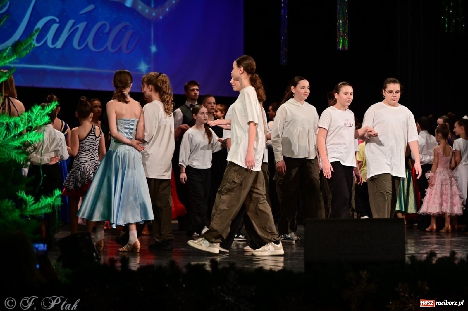 Zdjęcie w galerii na portalu naszraciborz.pl: Karnawałowy pokaz talentów młodych tancerzy MDK-u wiadomości z regionu