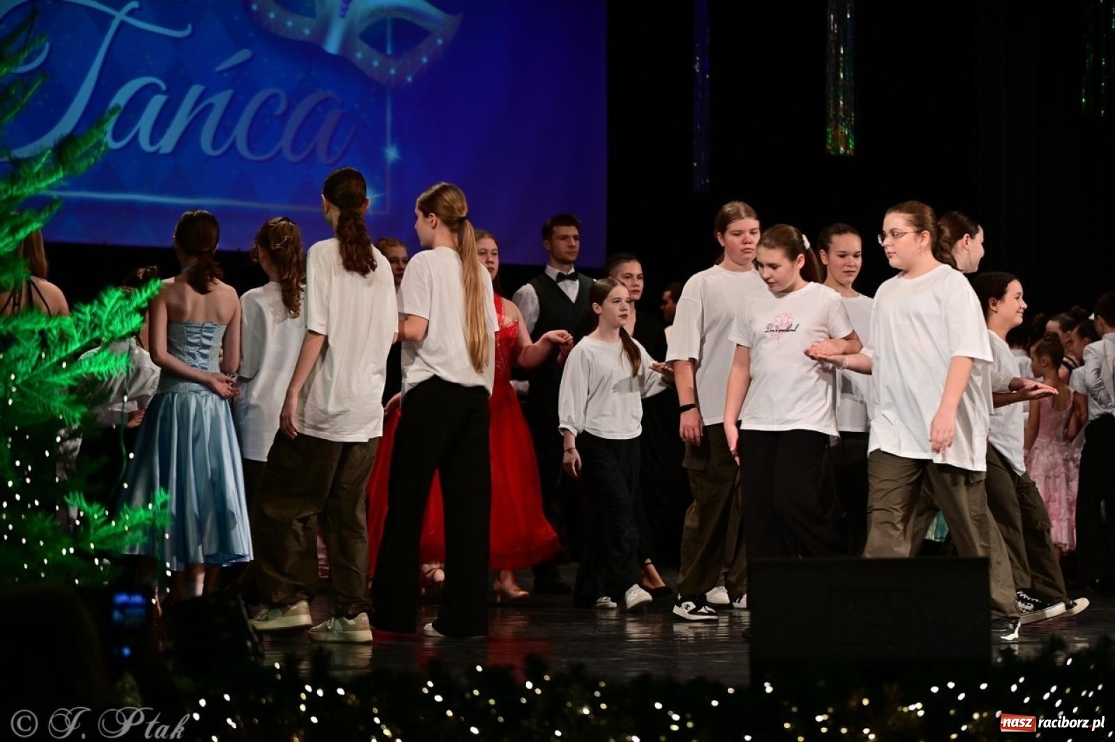 Zdjęcie w galerii na portalu naszraciborz.pl: Karnawałowy pokaz talentów młodych tancerzy MDK-u wiadomości z regionu