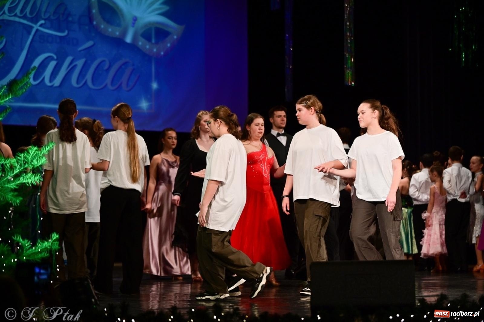 Zdjęcie w galerii na portalu naszraciborz.pl: Karnawałowy pokaz talentów młodych tancerzy MDK-u wiadomości z regionu