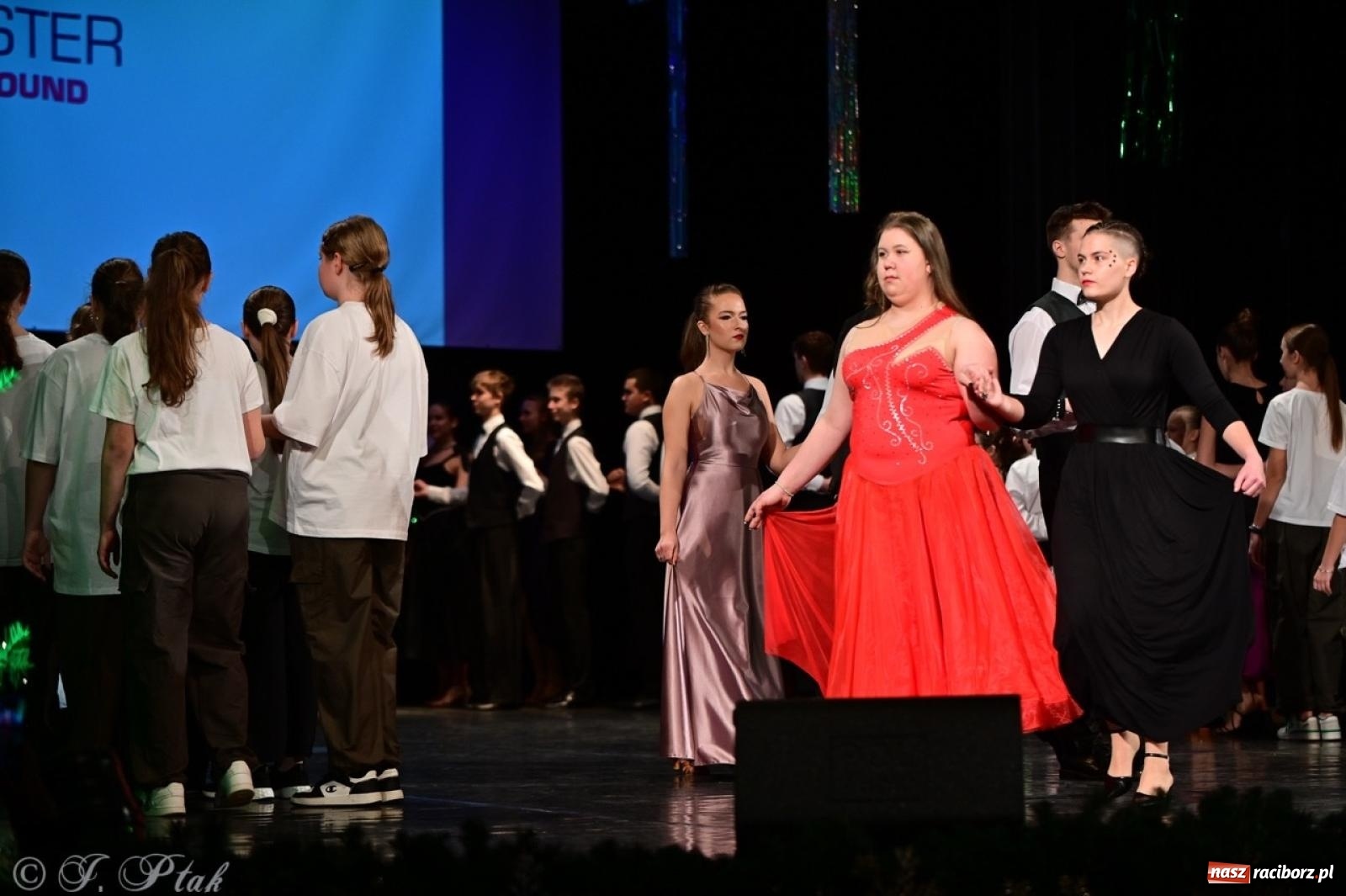 Zdjęcie w galerii na portalu naszraciborz.pl: Karnawałowy pokaz talentów młodych tancerzy MDK-u wiadomości z regionu