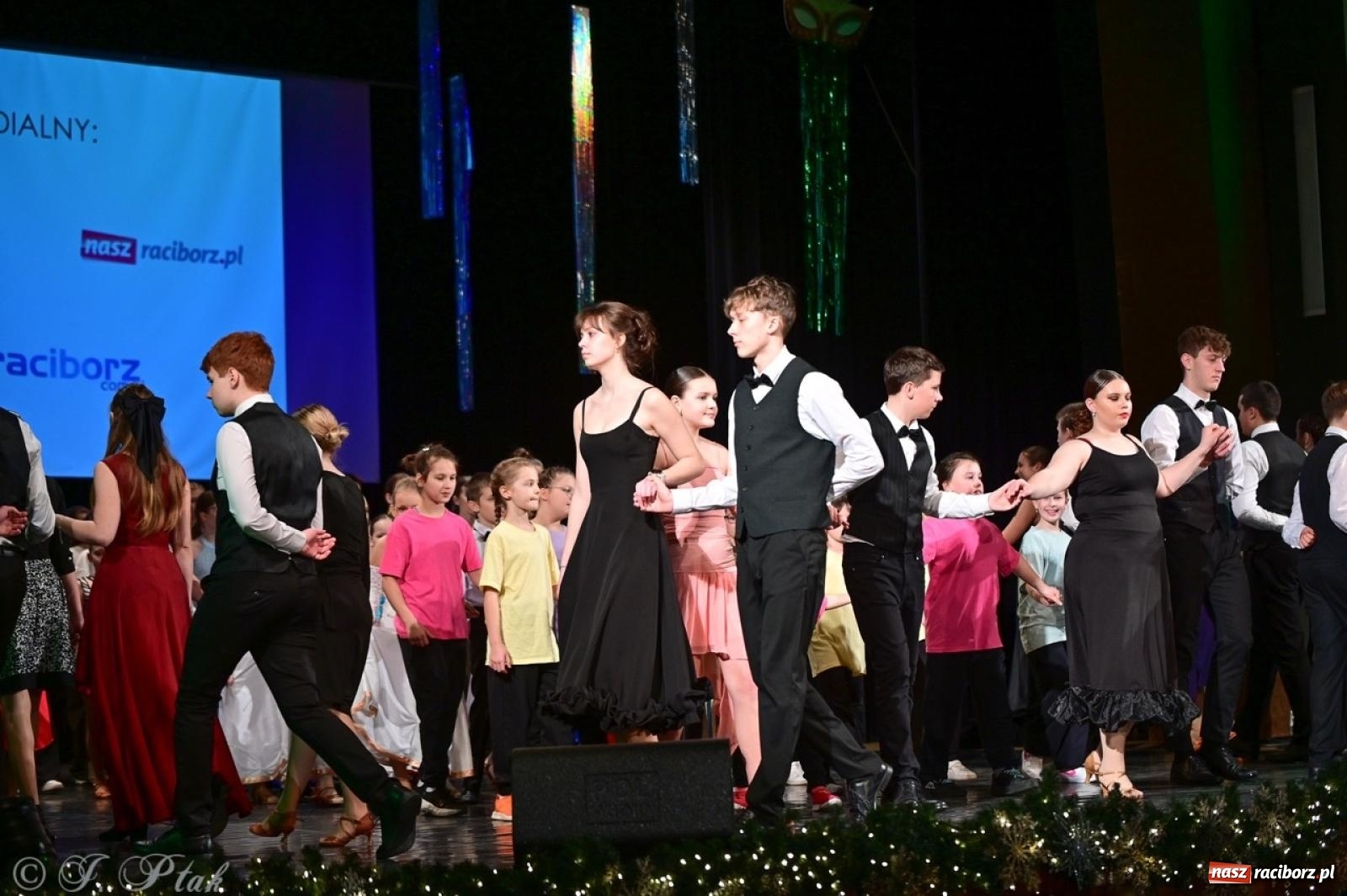 Zdjęcie w galerii na portalu naszraciborz.pl: Karnawałowy pokaz talentów młodych tancerzy MDK-u wiadomości z regionu