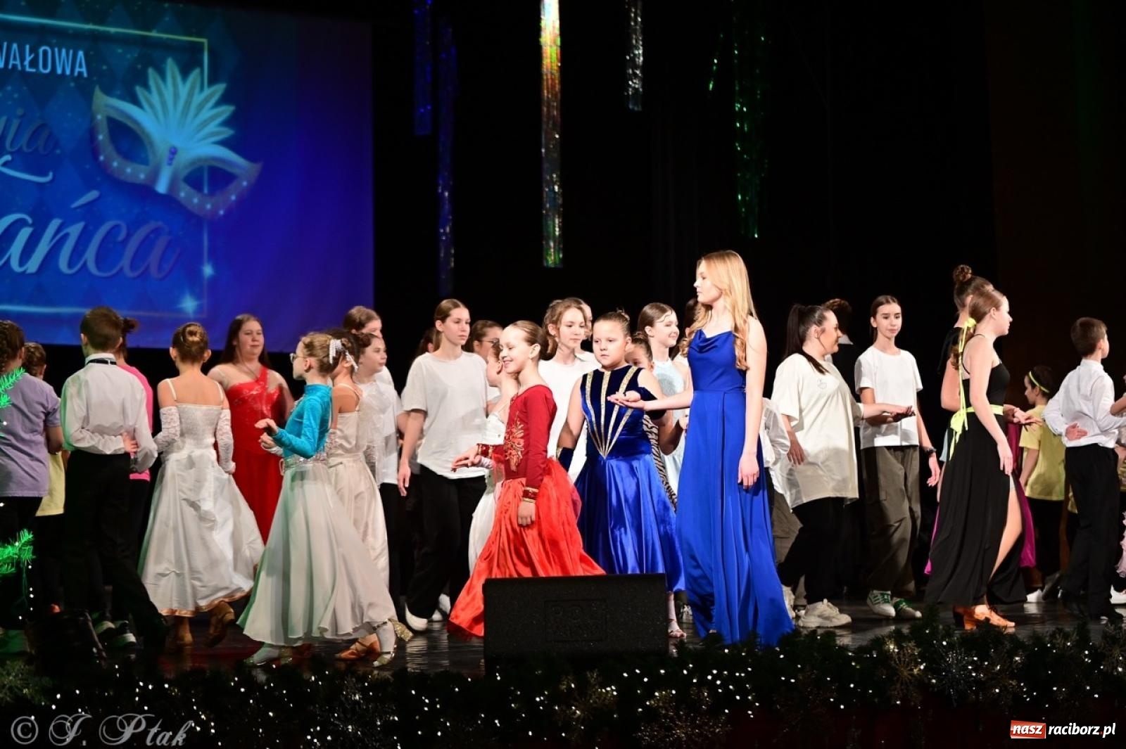 Zdjęcie w galerii na portalu naszraciborz.pl: Karnawałowy pokaz talentów młodych tancerzy MDK-u wiadomości z regionu