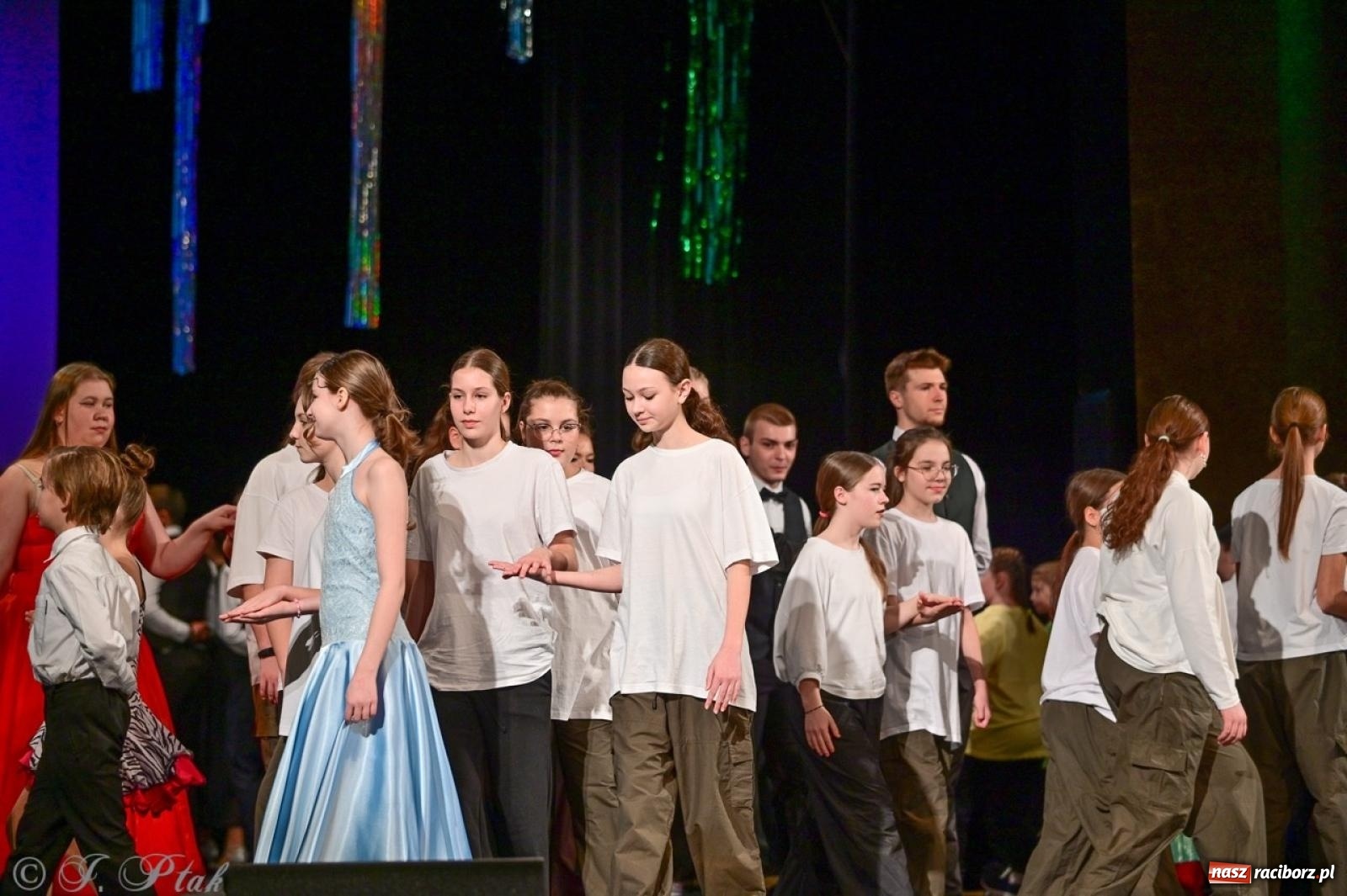 Zdjęcie w galerii na portalu naszraciborz.pl: Karnawałowy pokaz talentów młodych tancerzy MDK-u wiadomości z regionu