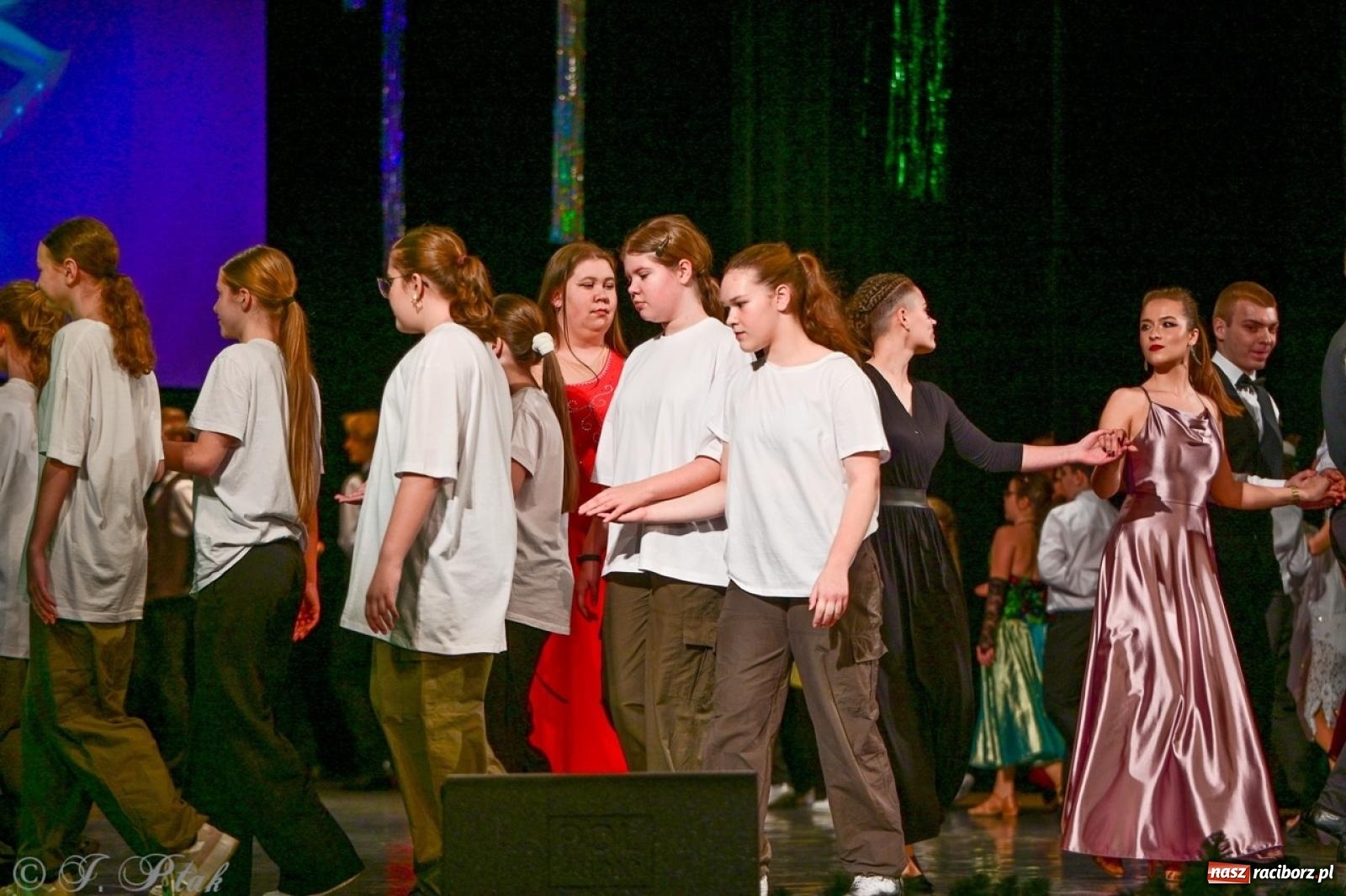 Zdjęcie w galerii na portalu naszraciborz.pl: Karnawałowy pokaz talentów młodych tancerzy MDK-u wiadomości z regionu