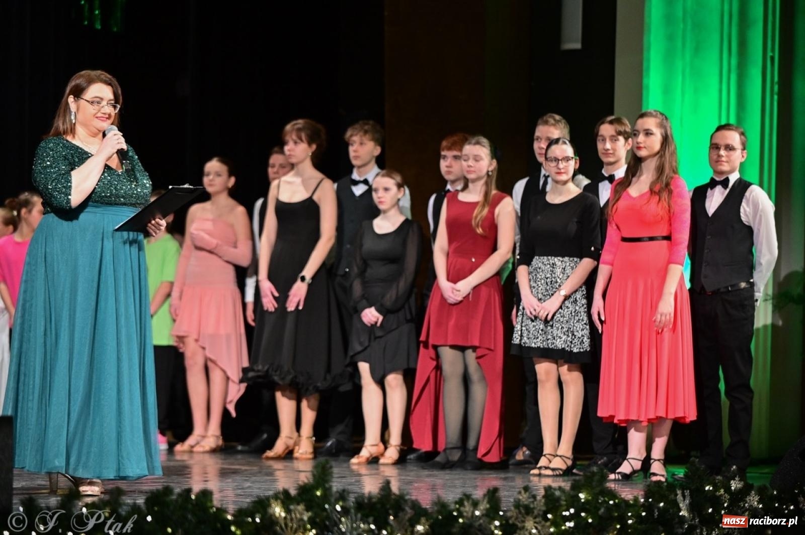 Zdjęcie w galerii na portalu naszraciborz.pl: Karnawałowy pokaz talentów młodych tancerzy MDK-u wiadomości z regionu