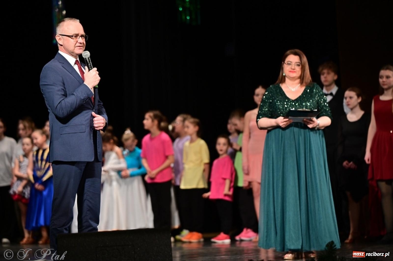 Zdjęcie w galerii na portalu naszraciborz.pl: Karnawałowy pokaz talentów młodych tancerzy MDK-u wiadomości z regionu