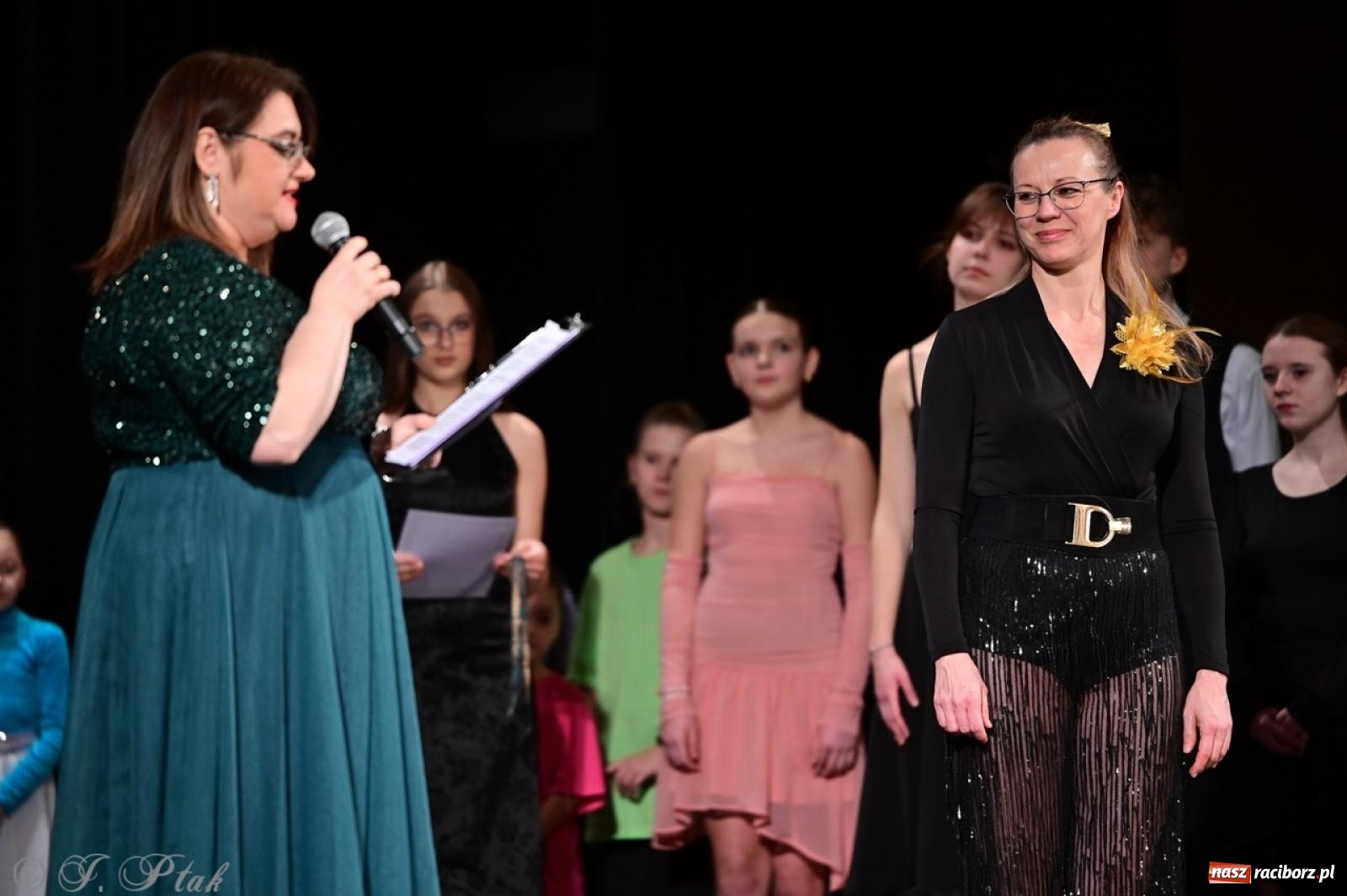 Zdjęcie w galerii na portalu naszraciborz.pl: Karnawałowy pokaz talentów młodych tancerzy MDK-u wiadomości z regionu