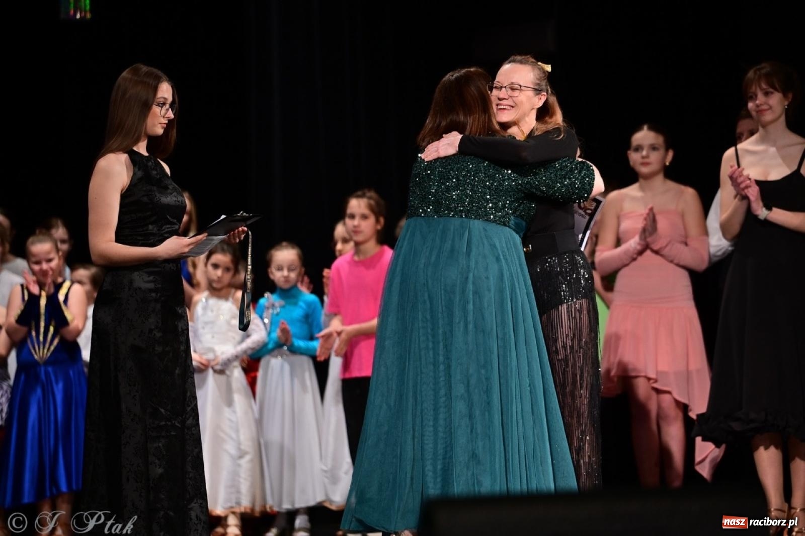 Zdjęcie w galerii na portalu naszraciborz.pl: Karnawałowy pokaz talentów młodych tancerzy MDK-u wiadomości z regionu