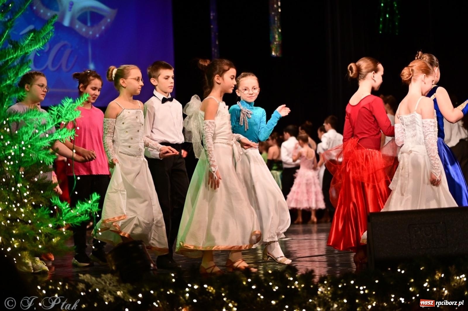 Zdjęcie w galerii na portalu naszraciborz.pl: Karnawałowy pokaz talentów młodych tancerzy MDK-u wiadomości z regionu
