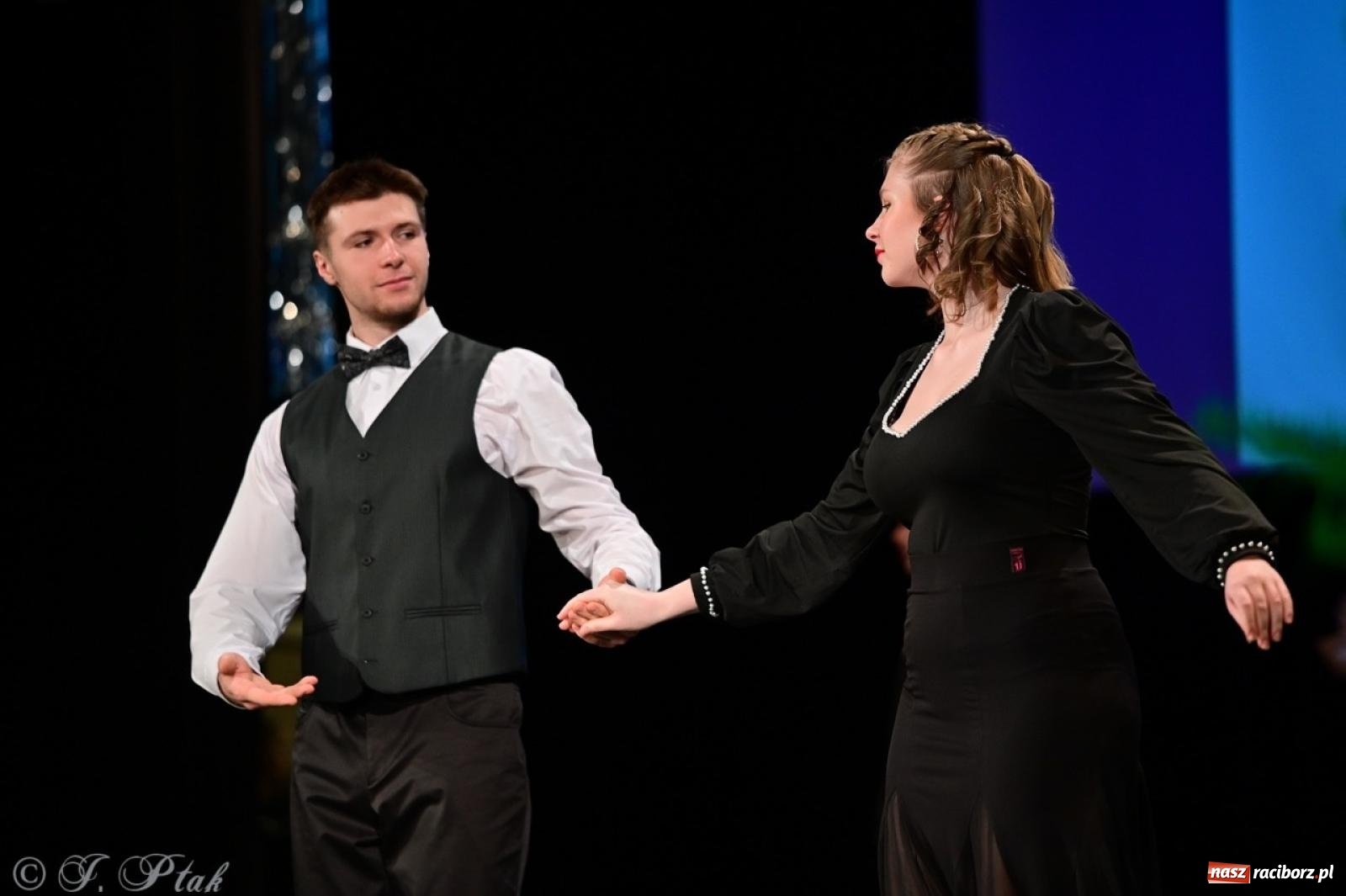 Zdjęcie w galerii na portalu naszraciborz.pl: Karnawałowy pokaz talentów młodych tancerzy MDK-u wiadomości z regionu