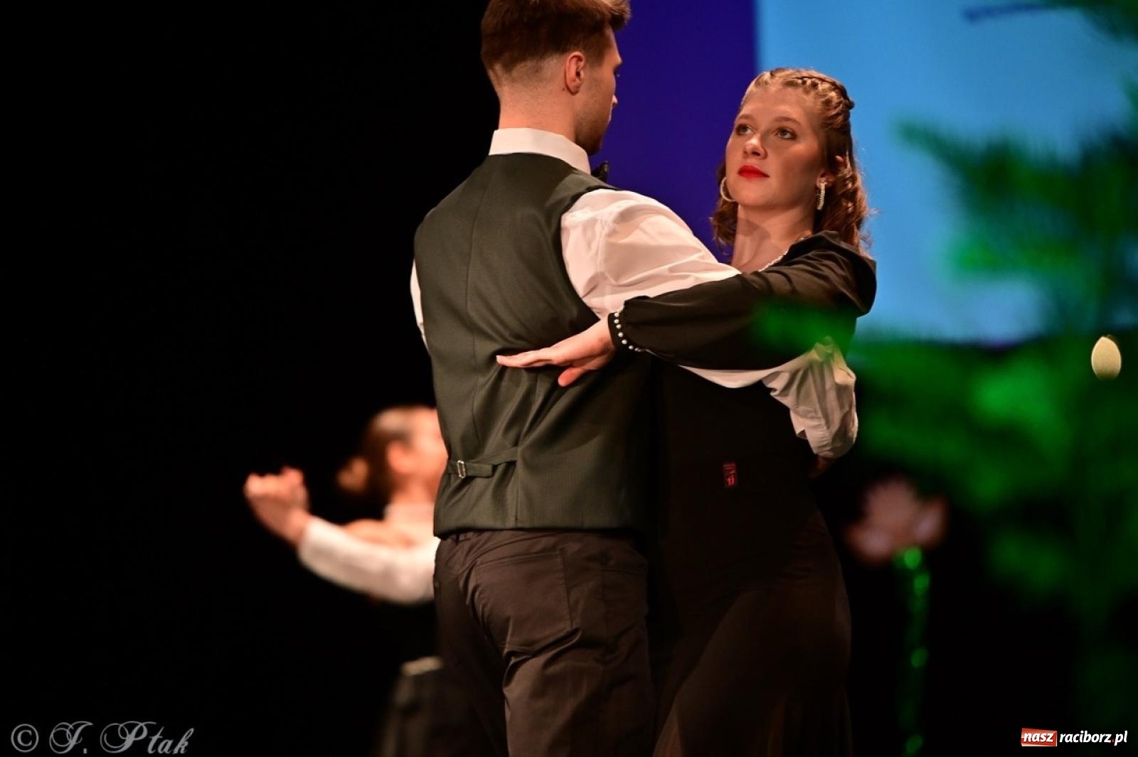 Zdjęcie w galerii na portalu naszraciborz.pl: Karnawałowy pokaz talentów młodych tancerzy MDK-u wiadomości z regionu