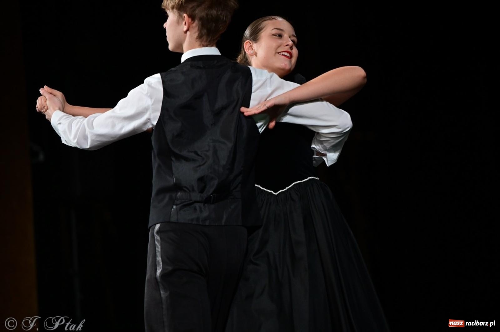 Zdjęcie w galerii na portalu naszraciborz.pl: Karnawałowy pokaz talentów młodych tancerzy MDK-u wiadomości z regionu