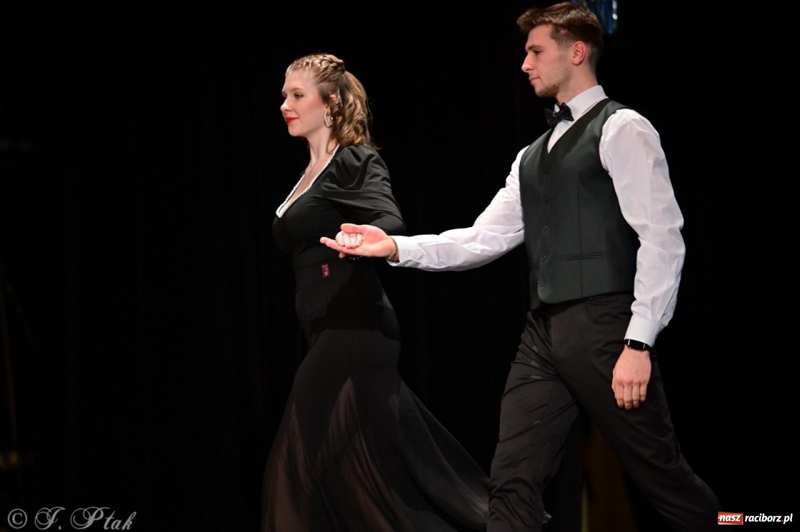 Zdjęcie w galerii na portalu naszraciborz.pl: Karnawałowy pokaz talentów młodych tancerzy MDK-u wiadomości z regionu