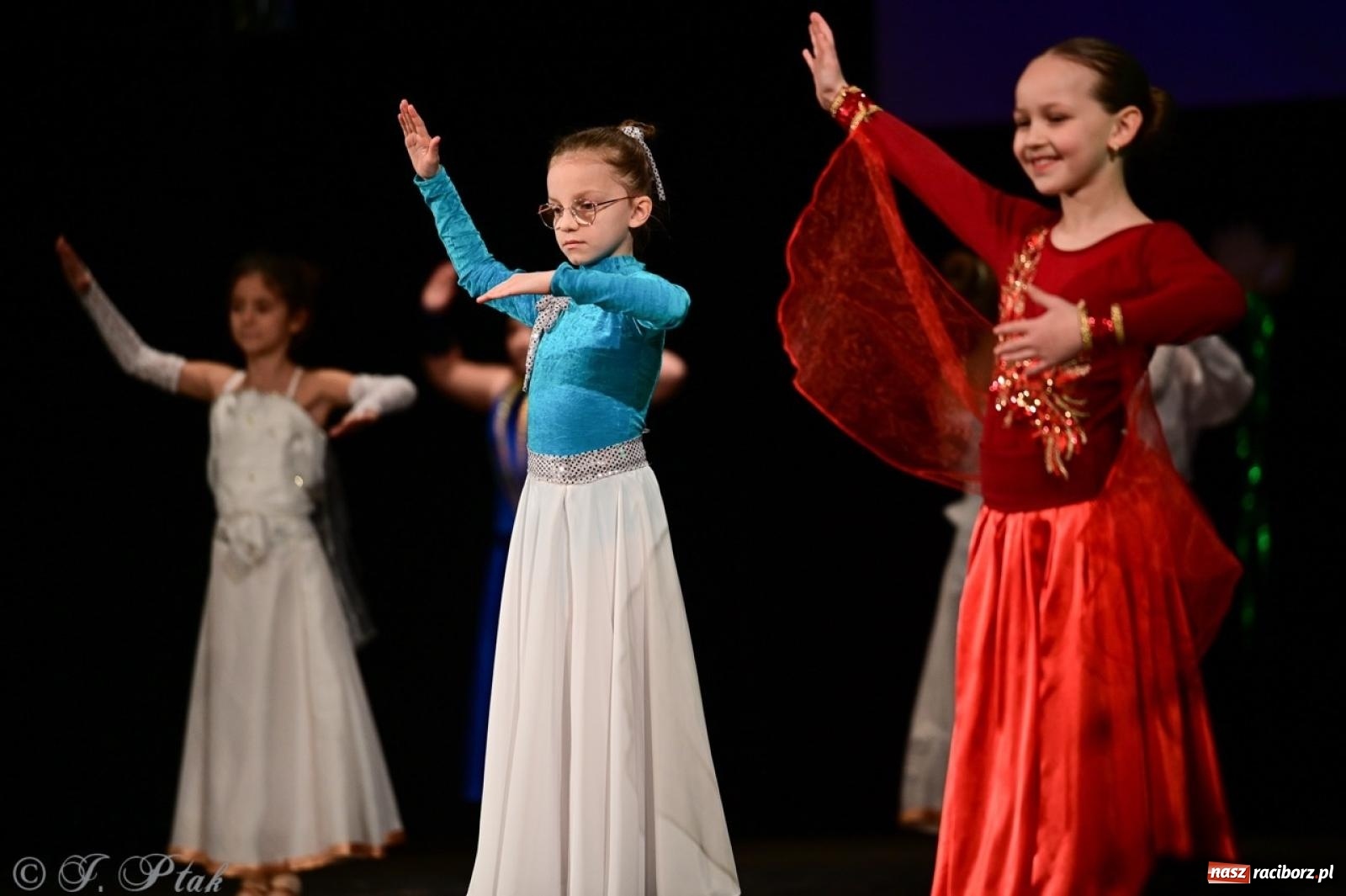 Zdjęcie w galerii na portalu naszraciborz.pl: Karnawałowy pokaz talentów młodych tancerzy MDK-u wiadomości z regionu