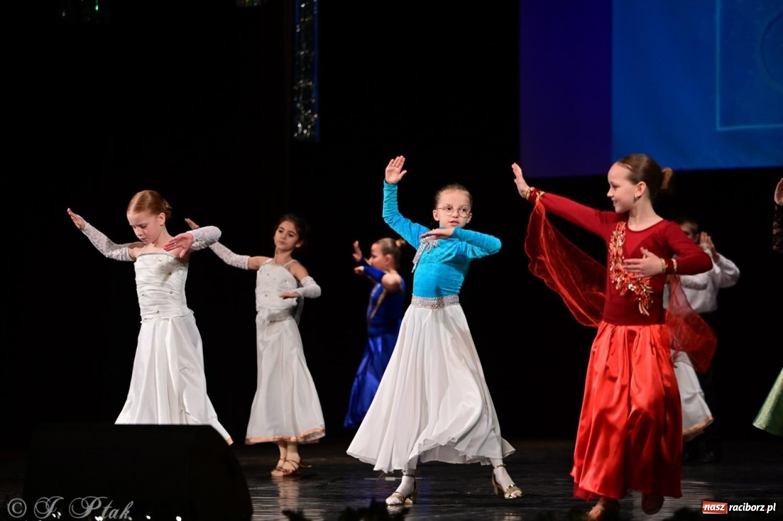 Zdjęcie w galerii na portalu naszraciborz.pl: Karnawałowy pokaz talentów młodych tancerzy MDK-u wiadomości z regionu