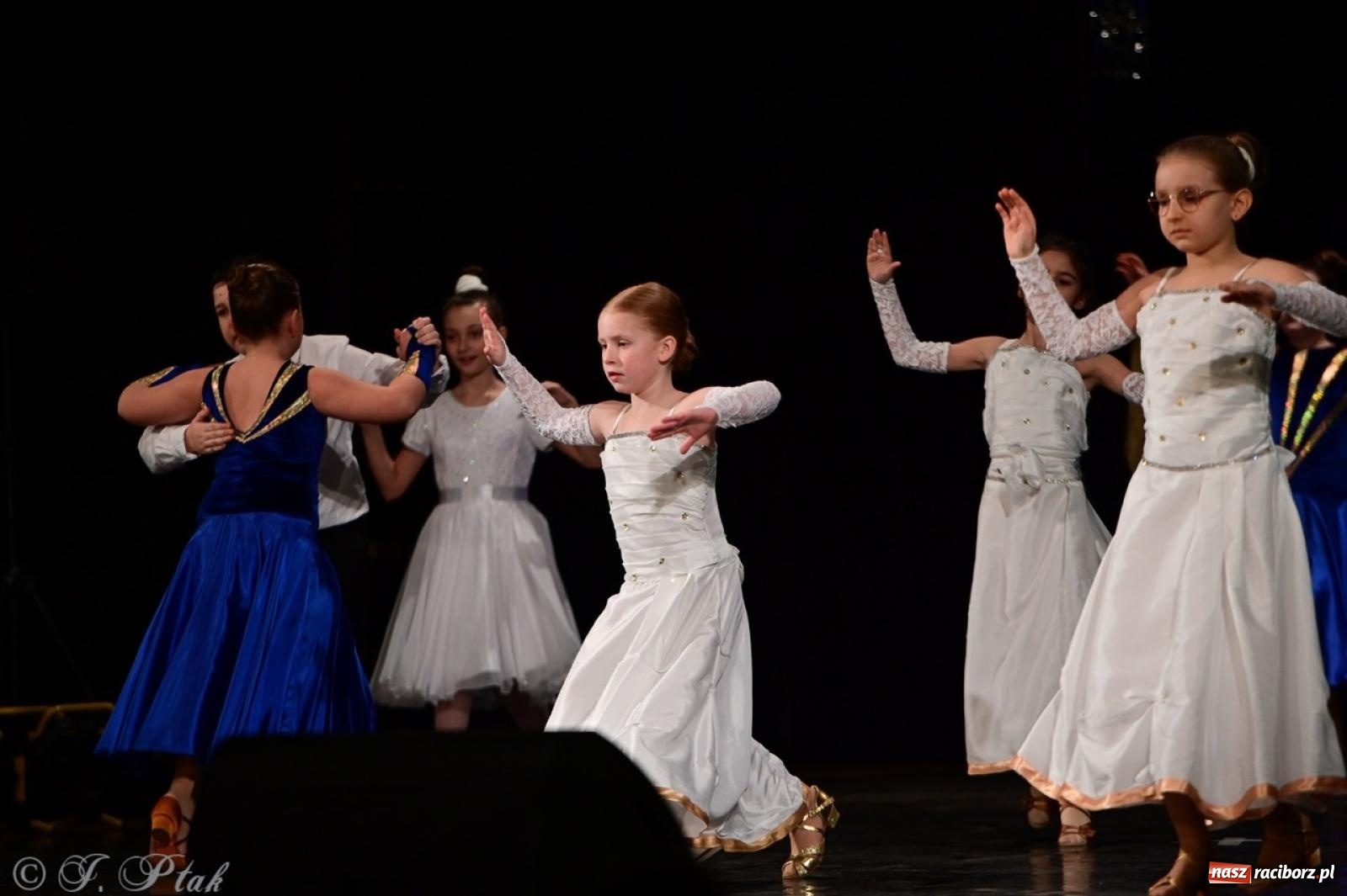 Zdjęcie w galerii na portalu naszraciborz.pl: Karnawałowy pokaz talentów młodych tancerzy MDK-u wiadomości z regionu