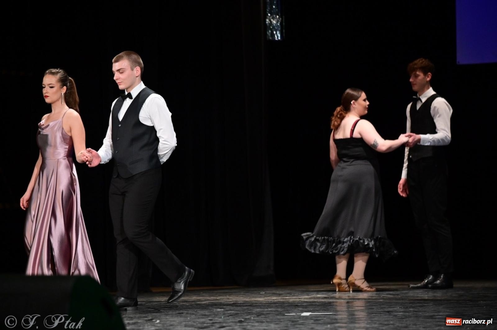 Zdjęcie w galerii na portalu naszraciborz.pl: Karnawałowy pokaz talentów młodych tancerzy MDK-u wiadomości z regionu