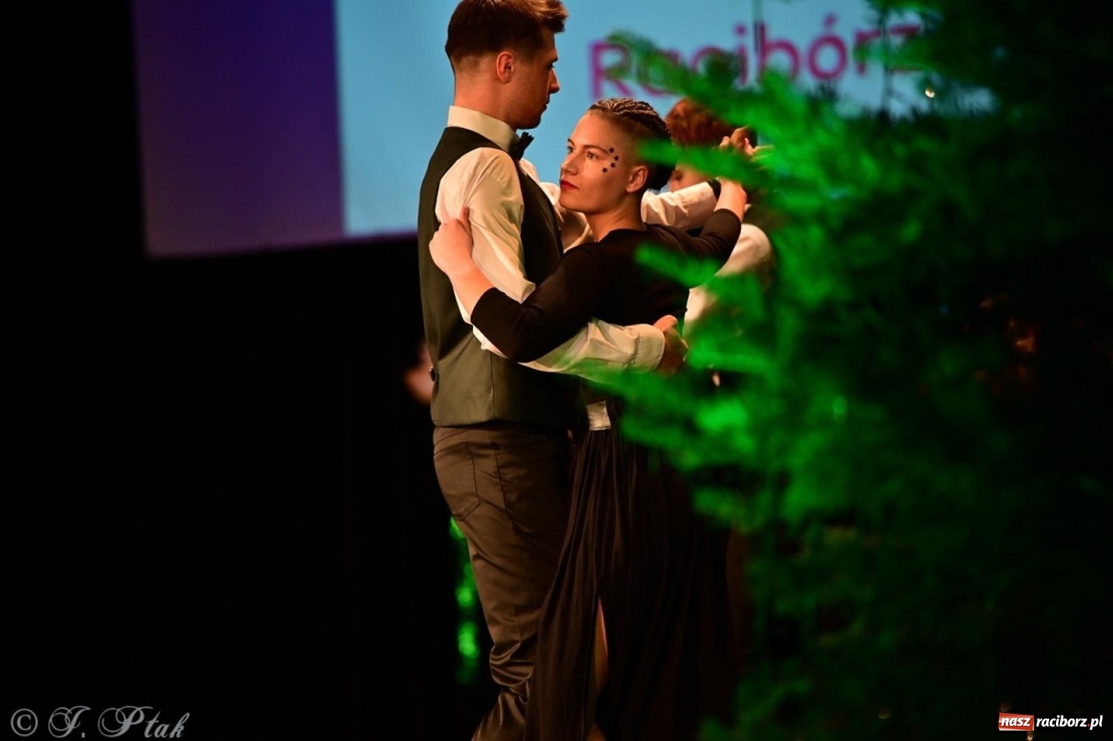 Zdjęcie w galerii na portalu naszraciborz.pl: Karnawałowy pokaz talentów młodych tancerzy MDK-u wiadomości z regionu