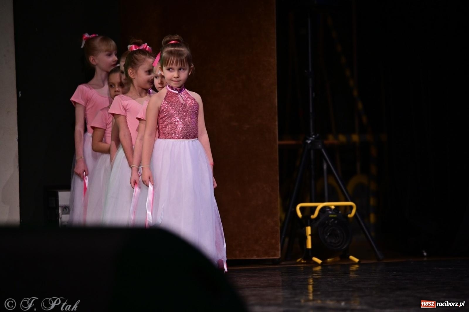 Zdjęcie w galerii na portalu naszraciborz.pl: Karnawałowy pokaz talentów młodych tancerzy MDK-u wiadomości z regionu