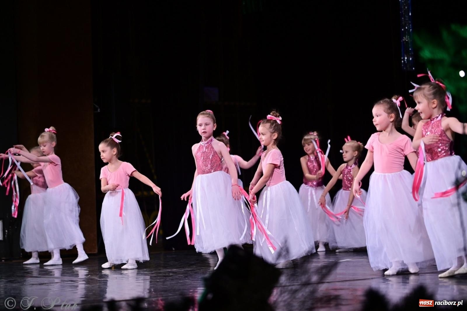 Zdjęcie w galerii na portalu naszraciborz.pl: Karnawałowy pokaz talentów młodych tancerzy MDK-u wiadomości z regionu