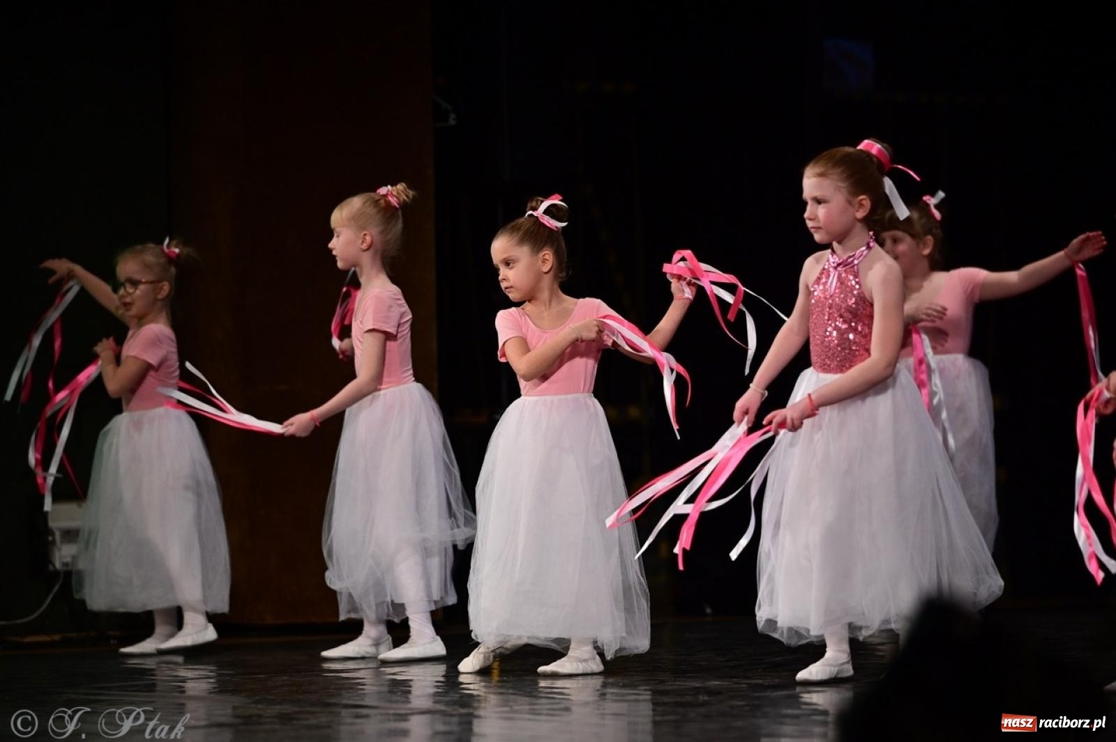Zdjęcie w galerii na portalu naszraciborz.pl: Karnawałowy pokaz talentów młodych tancerzy MDK-u wiadomości z regionu