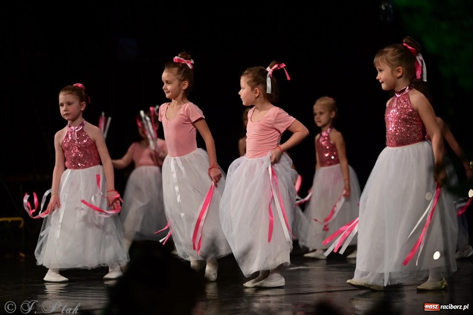 Zdjęcie w galerii na portalu naszraciborz.pl: Karnawałowy pokaz talentów młodych tancerzy MDK-u wiadomości z regionu