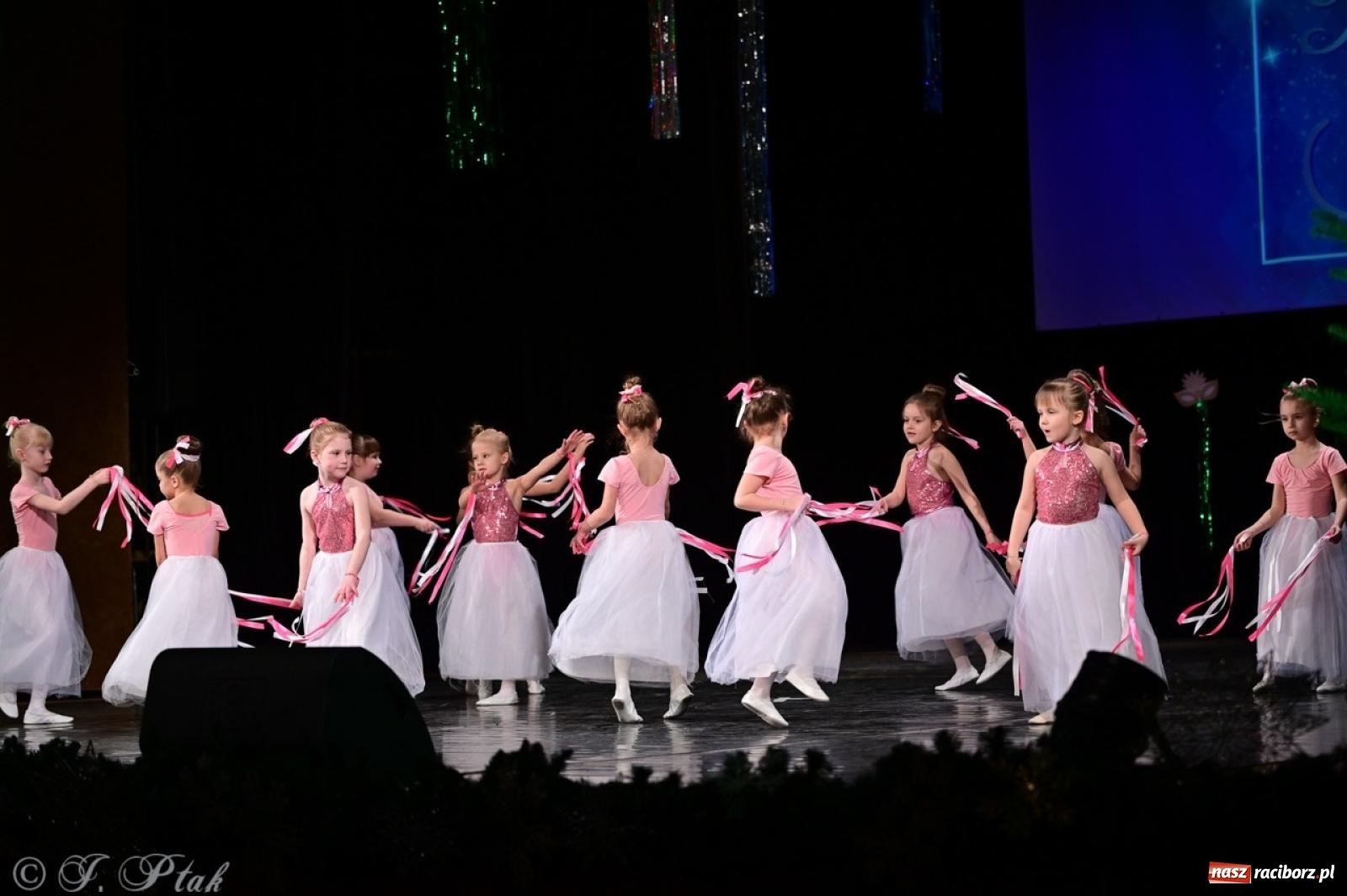 Zdjęcie w galerii na portalu naszraciborz.pl: Karnawałowy pokaz talentów młodych tancerzy MDK-u wiadomości z regionu