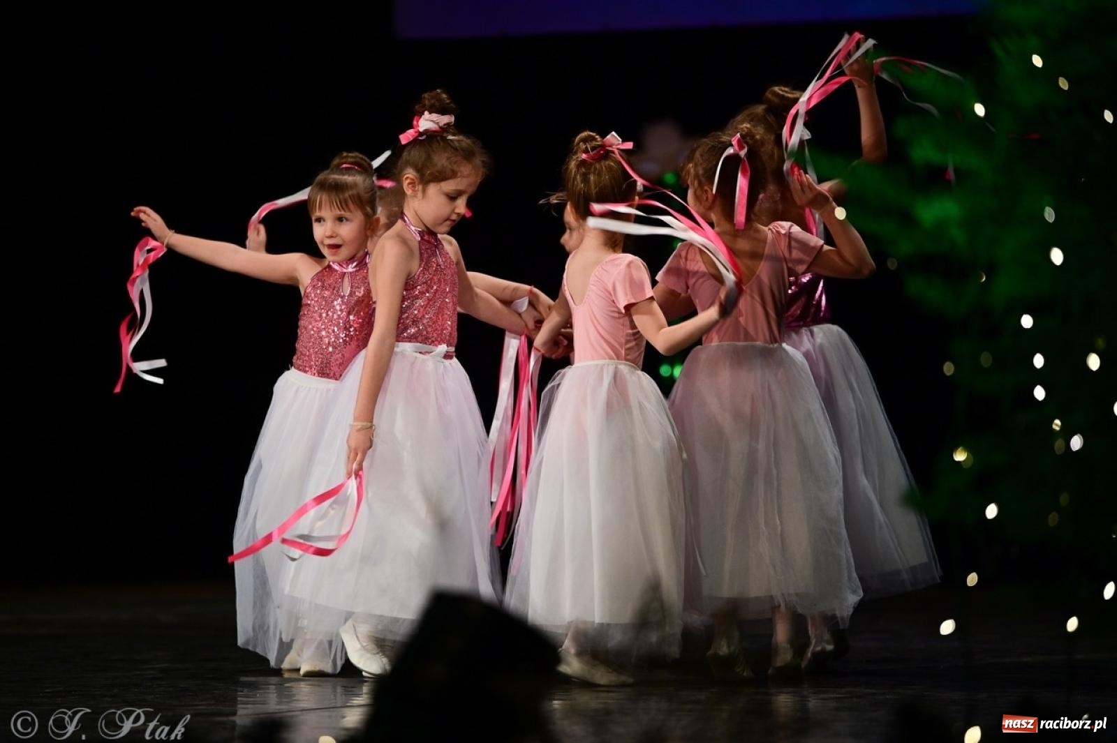 Zdjęcie w galerii na portalu naszraciborz.pl: Karnawałowy pokaz talentów młodych tancerzy MDK-u wiadomości z regionu