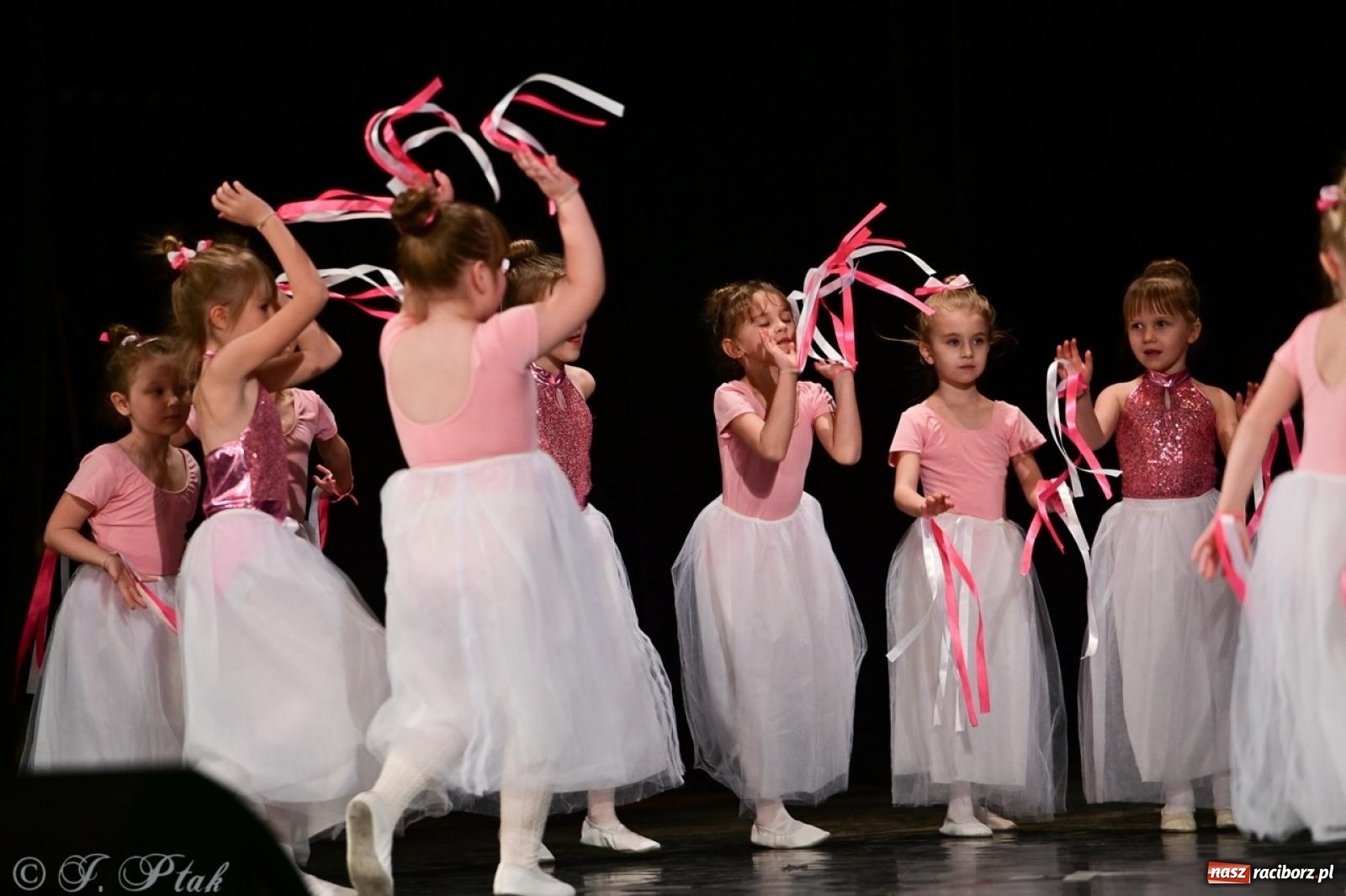 Zdjęcie w galerii na portalu naszraciborz.pl: Karnawałowy pokaz talentów młodych tancerzy MDK-u wiadomości z regionu