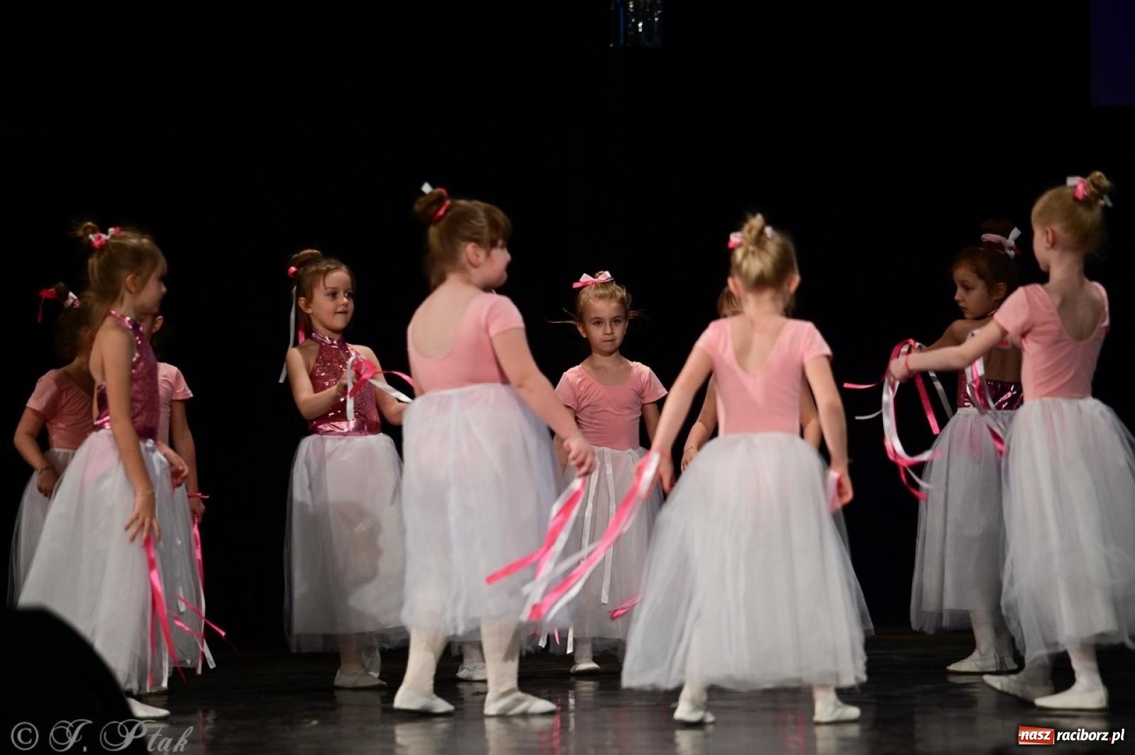 Zdjęcie w galerii na portalu naszraciborz.pl: Karnawałowy pokaz talentów młodych tancerzy MDK-u wiadomości z regionu