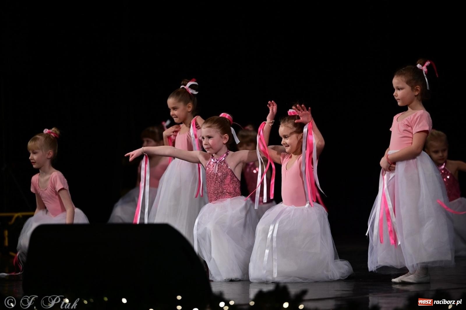 Zdjęcie w galerii na portalu naszraciborz.pl: Karnawałowy pokaz talentów młodych tancerzy MDK-u wiadomości z regionu