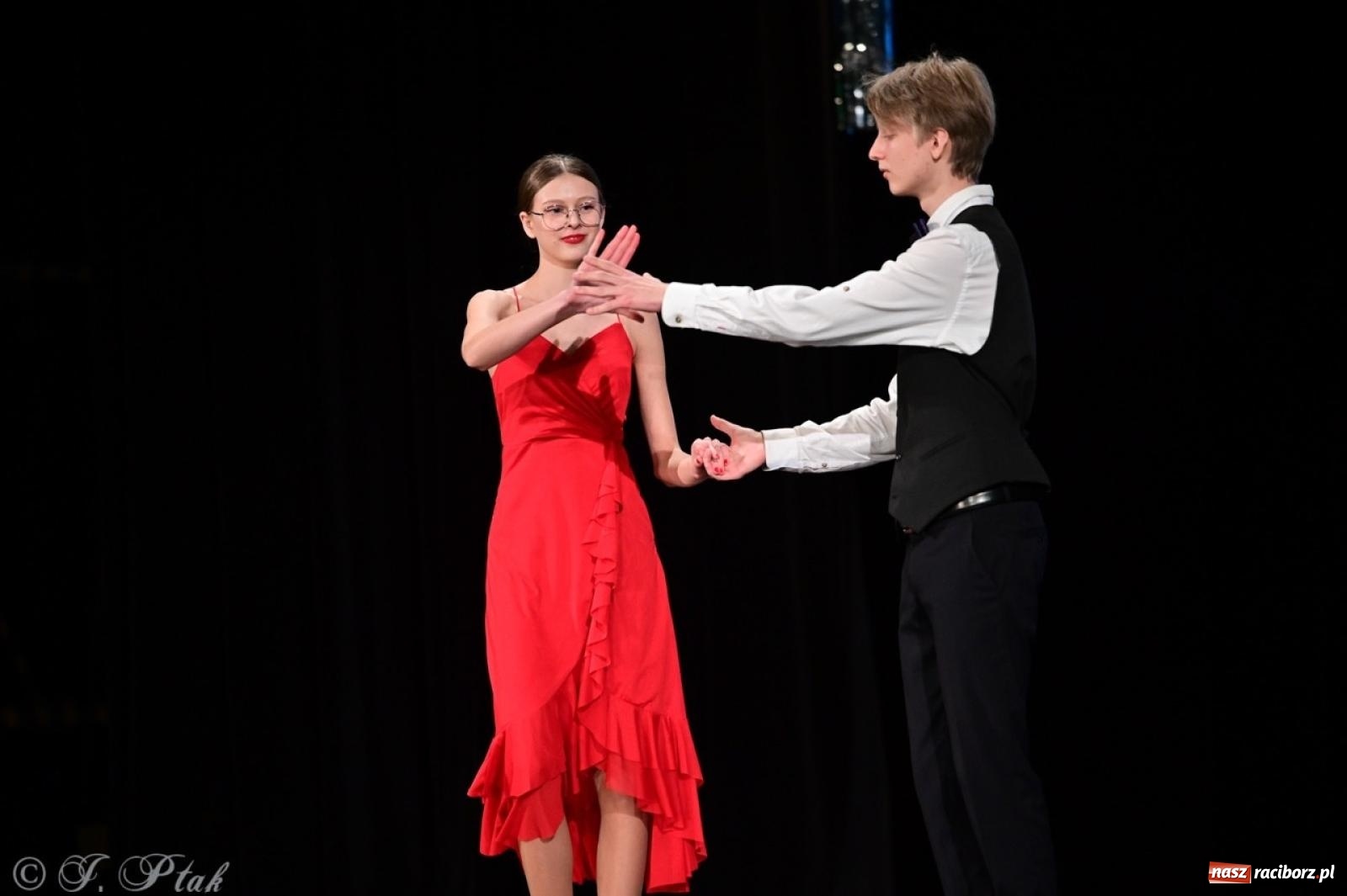 Zdjęcie w galerii na portalu naszraciborz.pl: Karnawałowy pokaz talentów młodych tancerzy MDK-u wiadomości z regionu