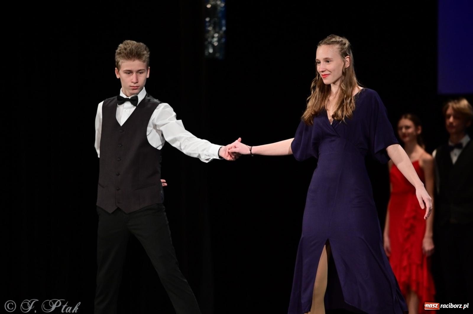 Zdjęcie w galerii na portalu naszraciborz.pl: Karnawałowy pokaz talentów młodych tancerzy MDK-u wiadomości z regionu