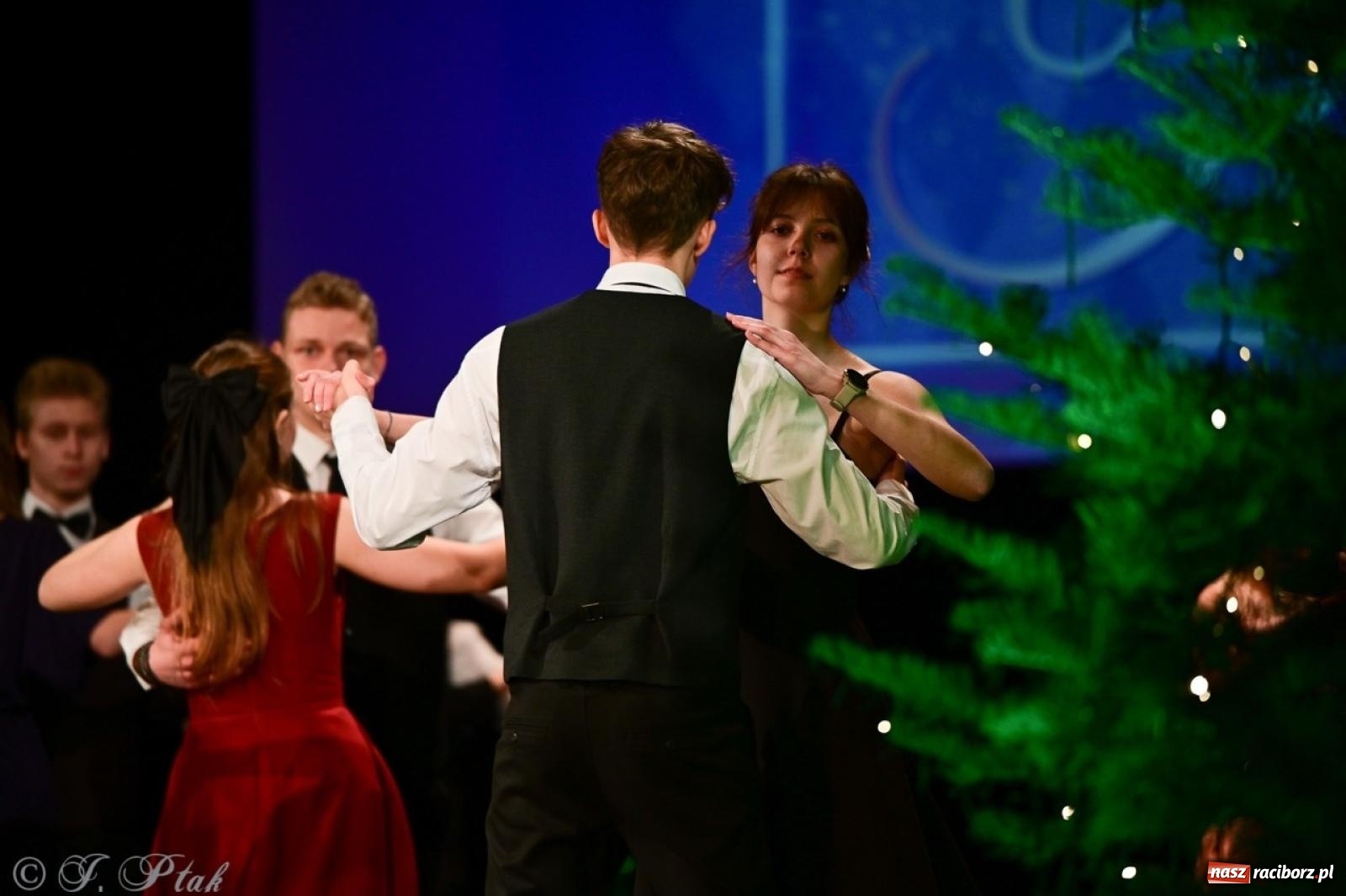 Zdjęcie w galerii na portalu naszraciborz.pl: Karnawałowy pokaz talentów młodych tancerzy MDK-u wiadomości z regionu