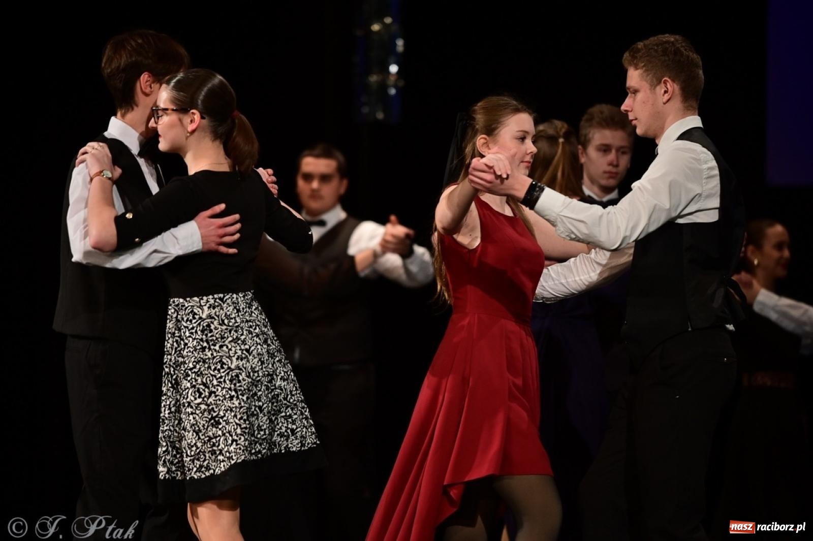 Zdjęcie w galerii na portalu naszraciborz.pl: Karnawałowy pokaz talentów młodych tancerzy MDK-u wiadomości z regionu