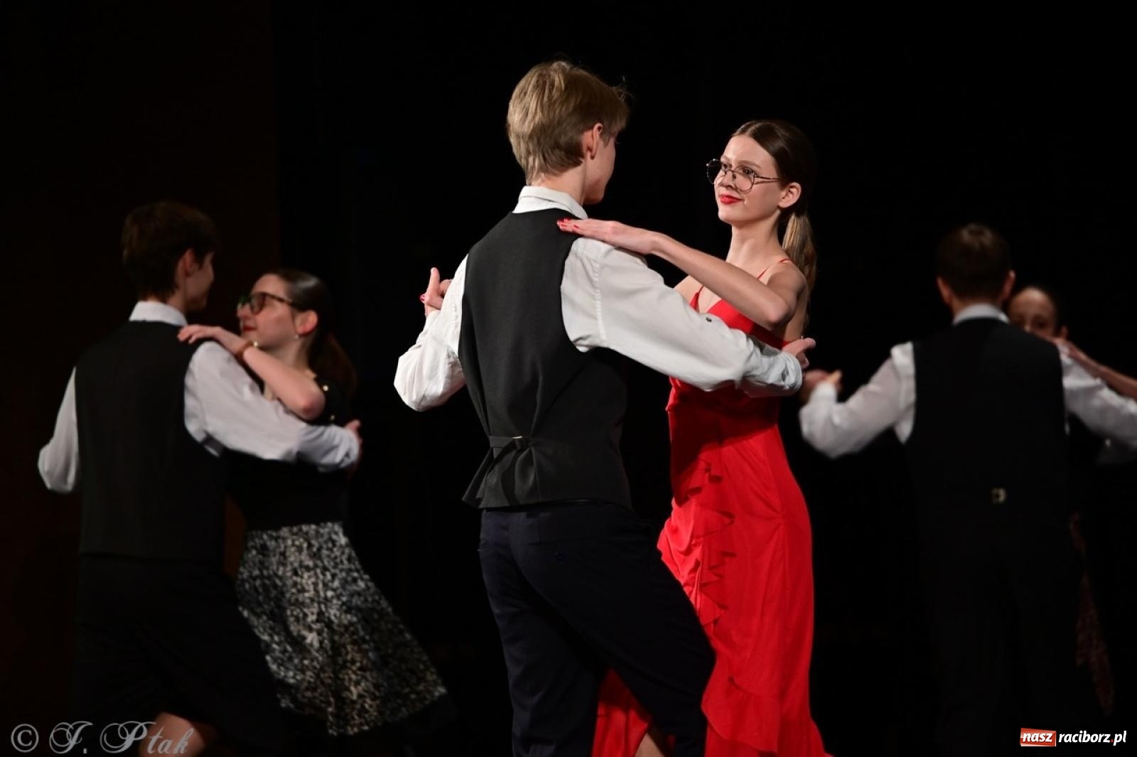 Zdjęcie w galerii na portalu naszraciborz.pl: Karnawałowy pokaz talentów młodych tancerzy MDK-u wiadomości z regionu