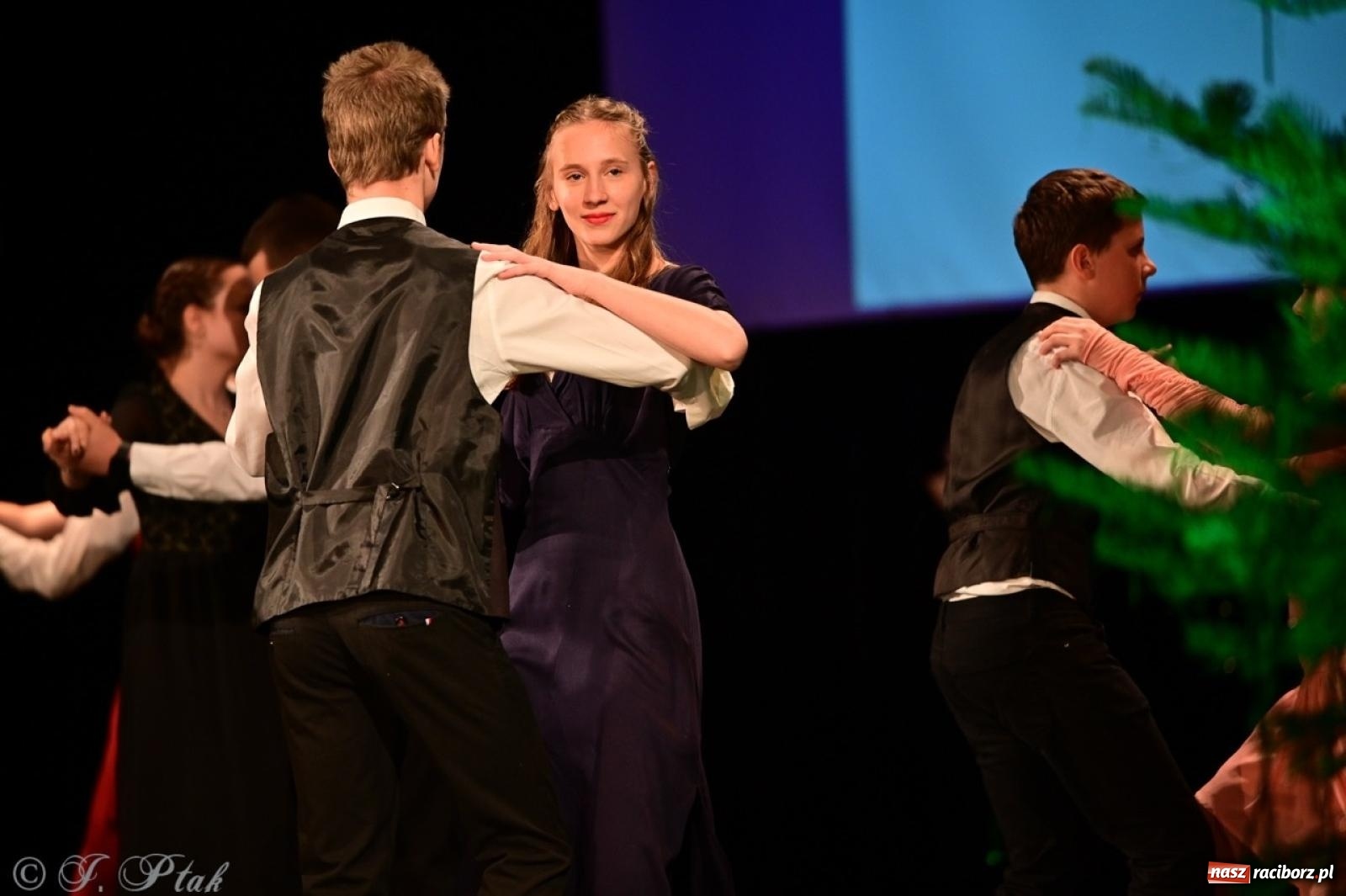 Zdjęcie w galerii na portalu naszraciborz.pl: Karnawałowy pokaz talentów młodych tancerzy MDK-u wiadomości z regionu