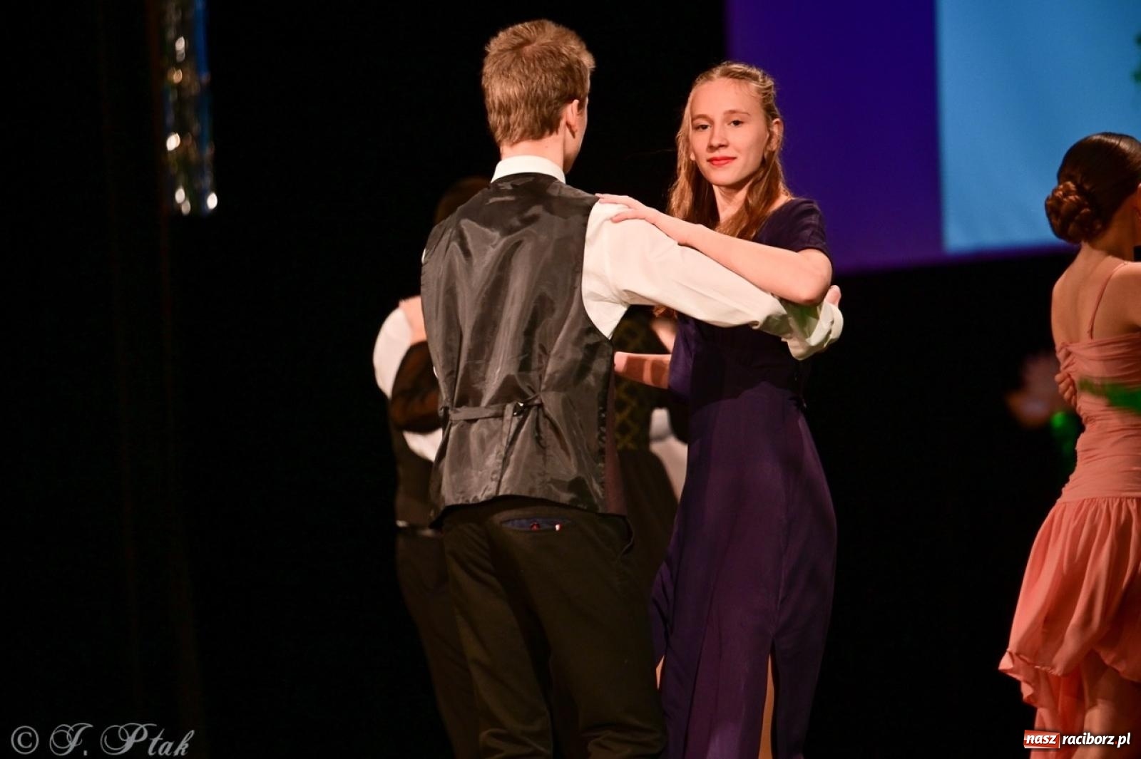 Zdjęcie w galerii na portalu naszraciborz.pl: Karnawałowy pokaz talentów młodych tancerzy MDK-u wiadomości z regionu