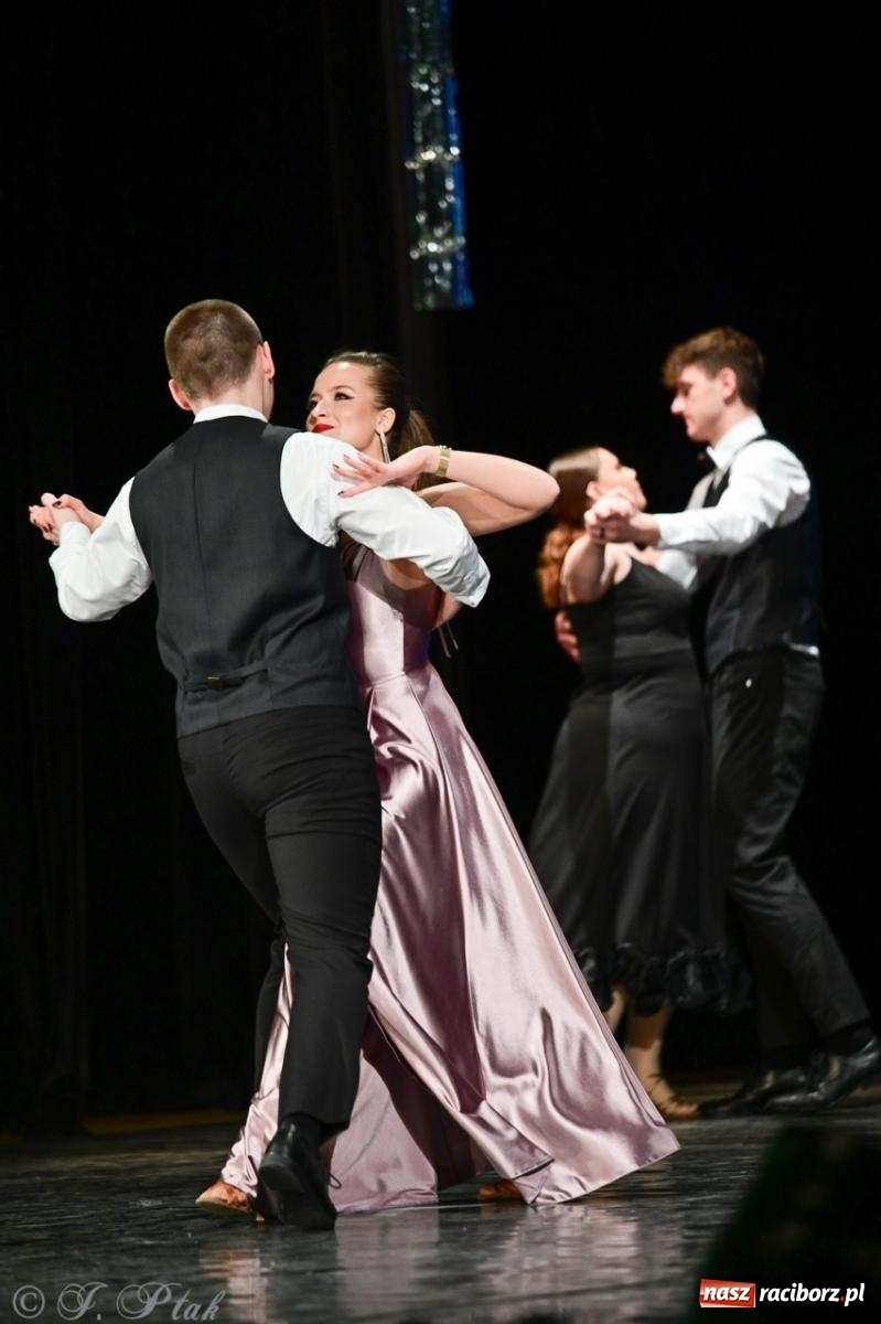 Zdjęcie w galerii na portalu naszraciborz.pl: Karnawałowy pokaz talentów młodych tancerzy MDK-u wiadomości z regionu