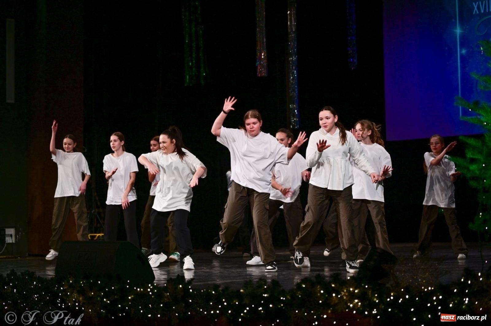 Zdjęcie w galerii na portalu naszraciborz.pl: Karnawałowy pokaz talentów młodych tancerzy MDK-u wiadomości z regionu