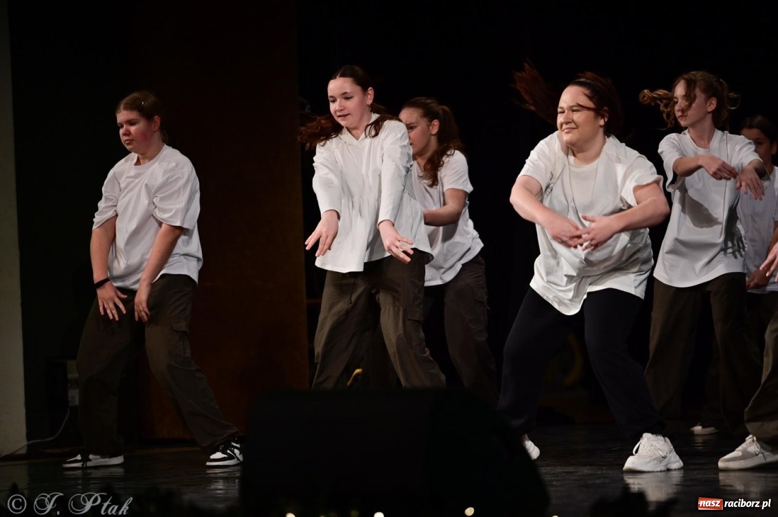 Zdjęcie w galerii na portalu naszraciborz.pl: Karnawałowy pokaz talentów młodych tancerzy MDK-u wiadomości z regionu