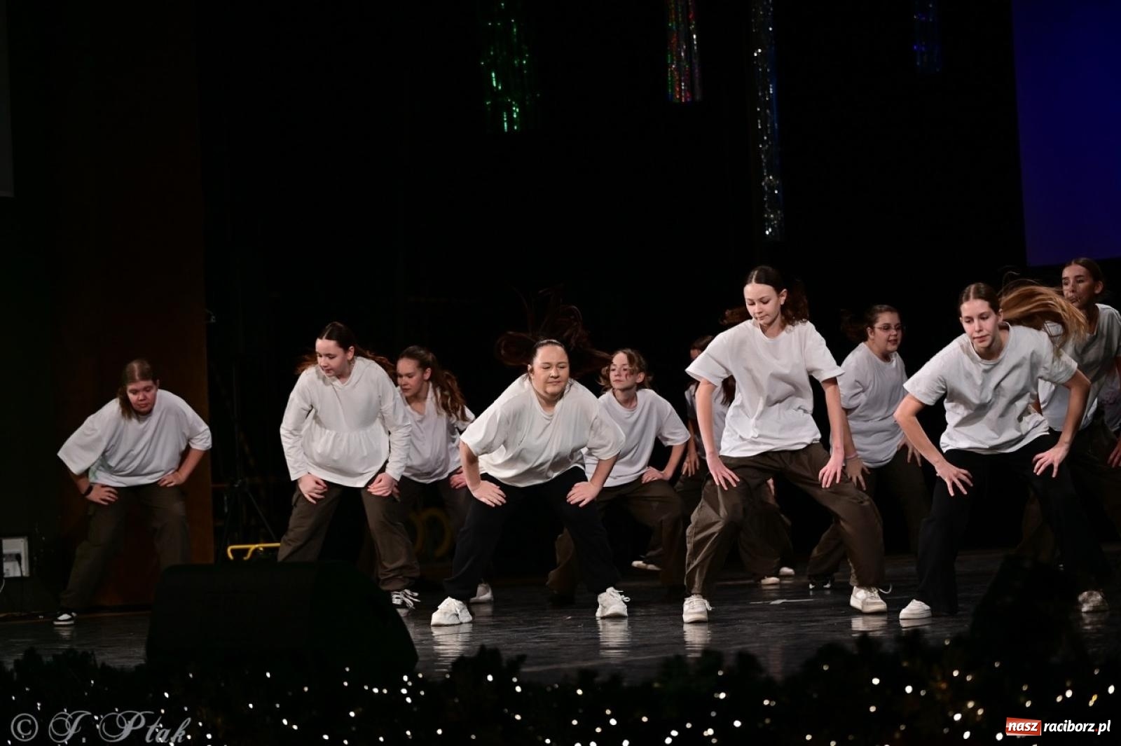 Zdjęcie w galerii na portalu naszraciborz.pl: Karnawałowy pokaz talentów młodych tancerzy MDK-u wiadomości z regionu