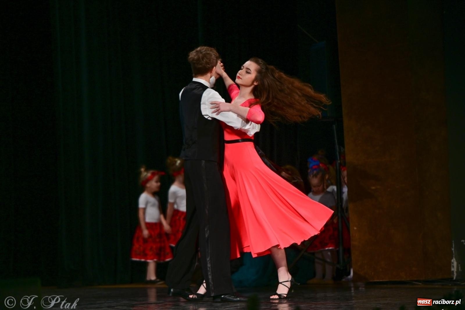 Zdjęcie w galerii na portalu naszraciborz.pl: Karnawałowy pokaz talentów młodych tancerzy MDK-u wiadomości z regionu