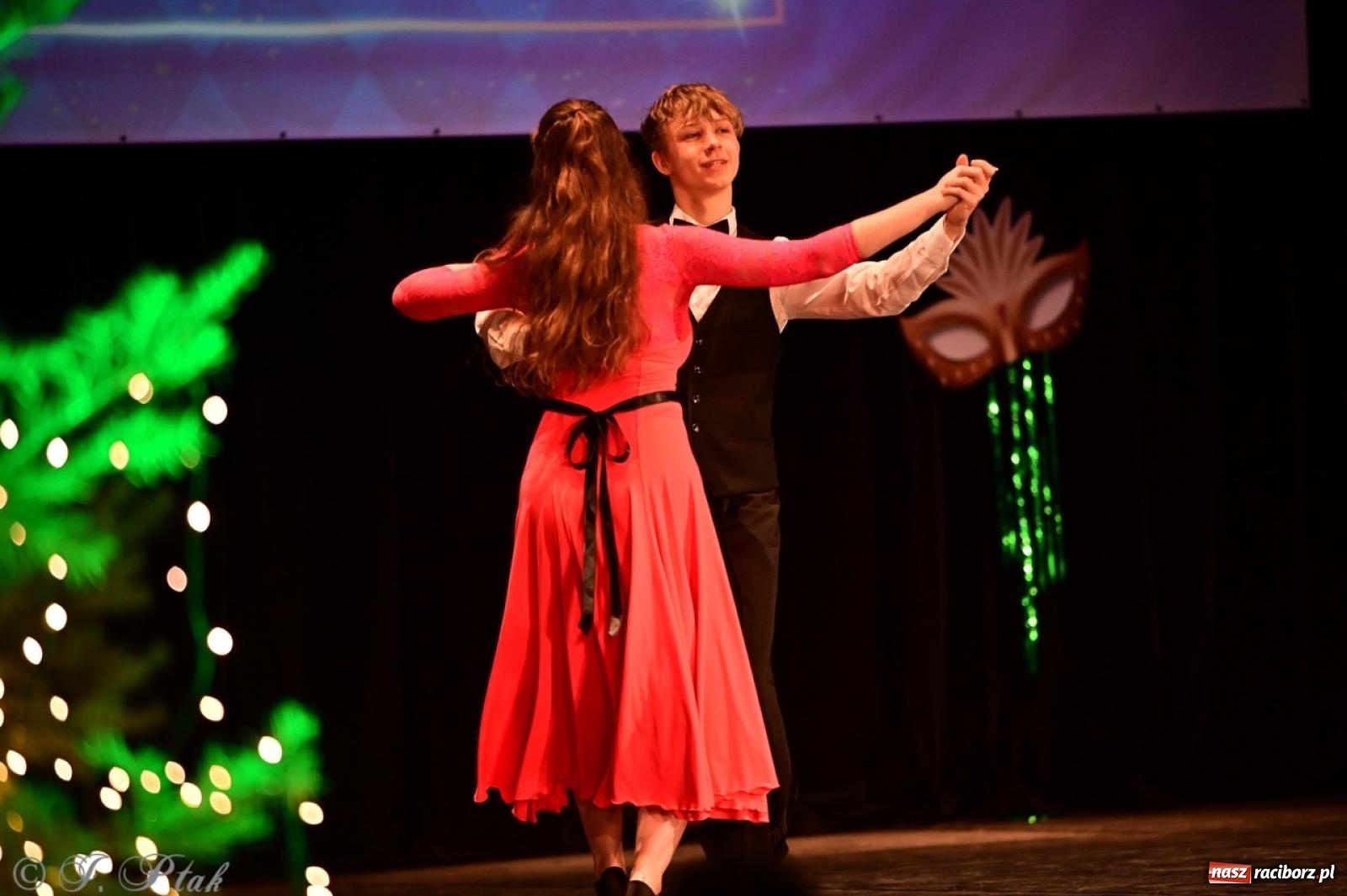 Zdjęcie w galerii na portalu naszraciborz.pl: Karnawałowy pokaz talentów młodych tancerzy MDK-u wiadomości z regionu