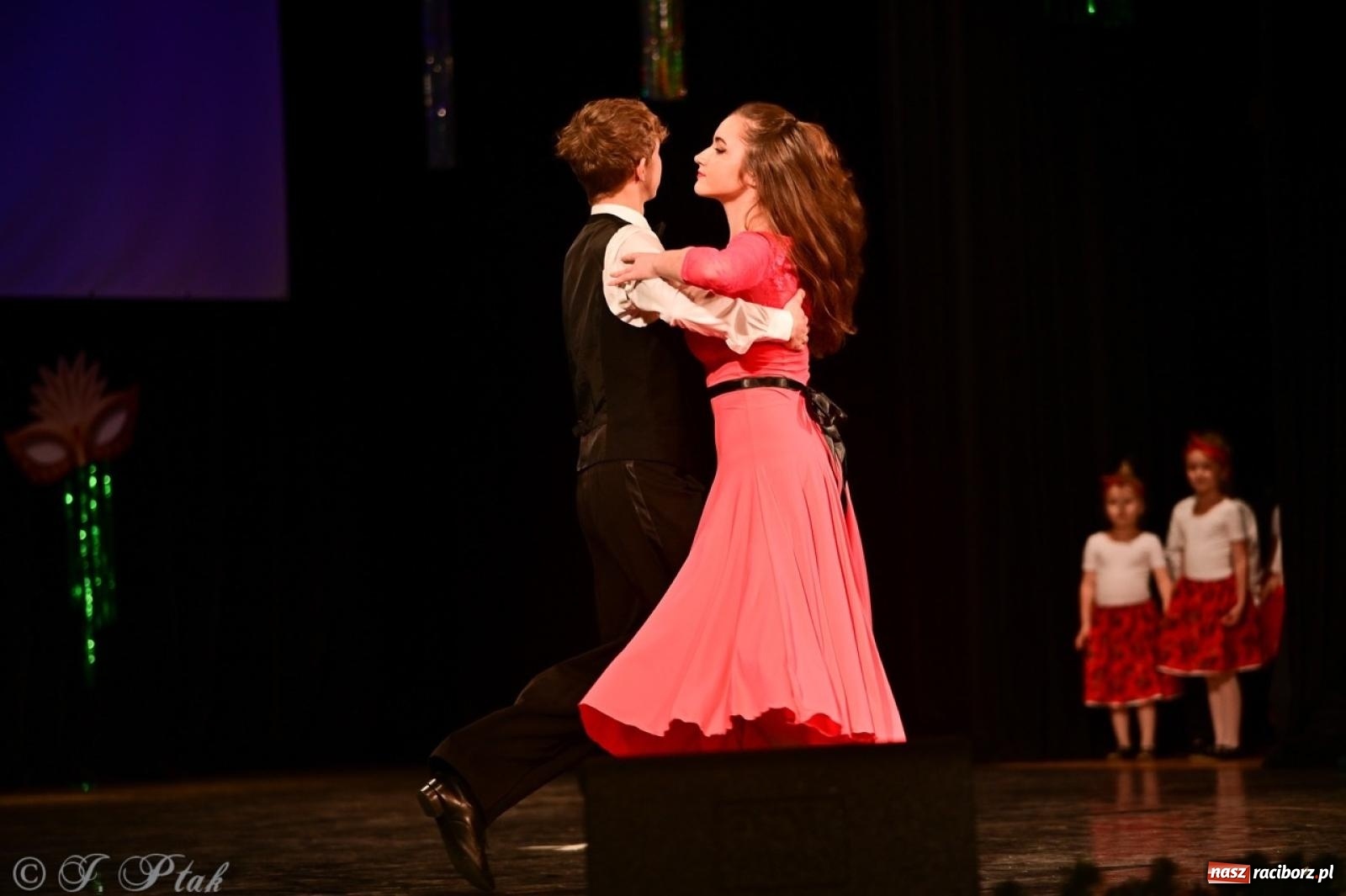 Zdjęcie w galerii na portalu naszraciborz.pl: Karnawałowy pokaz talentów młodych tancerzy MDK-u wiadomości z regionu