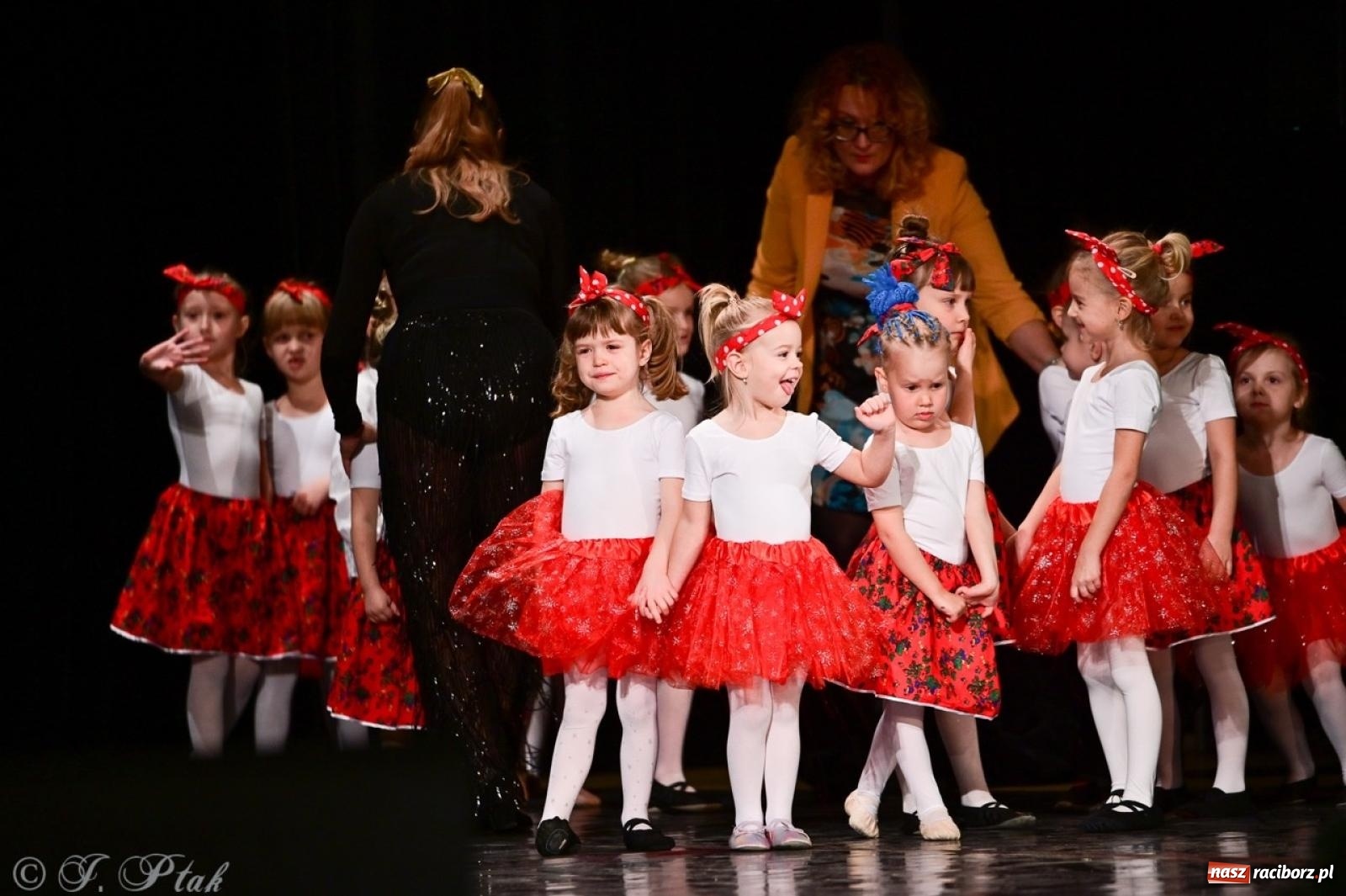Zdjęcie w galerii na portalu naszraciborz.pl: Karnawałowy pokaz talentów młodych tancerzy MDK-u wiadomości z regionu